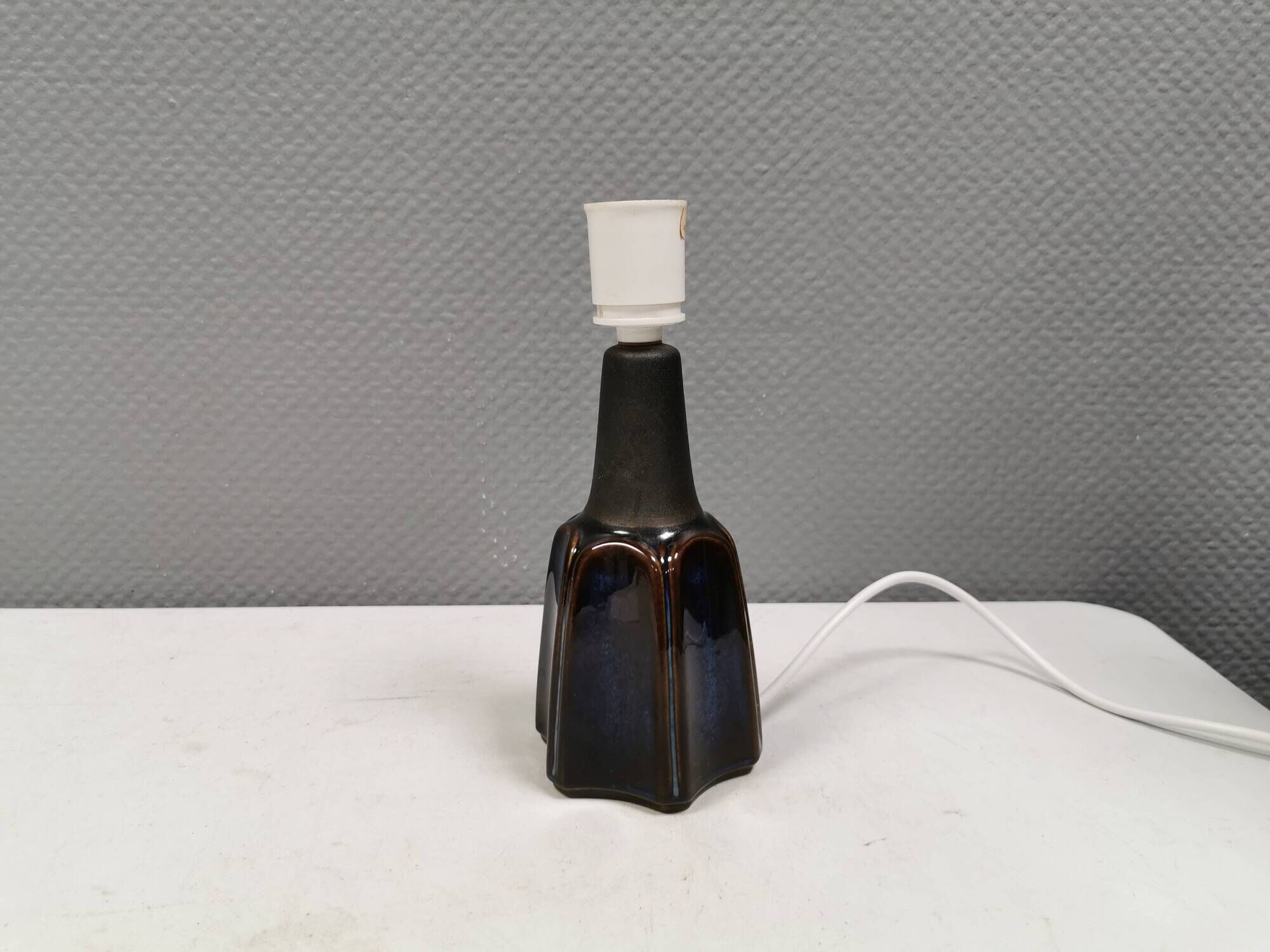 Petite et belle lampe de table en forme d'étoile de la marque danoise Søholm.