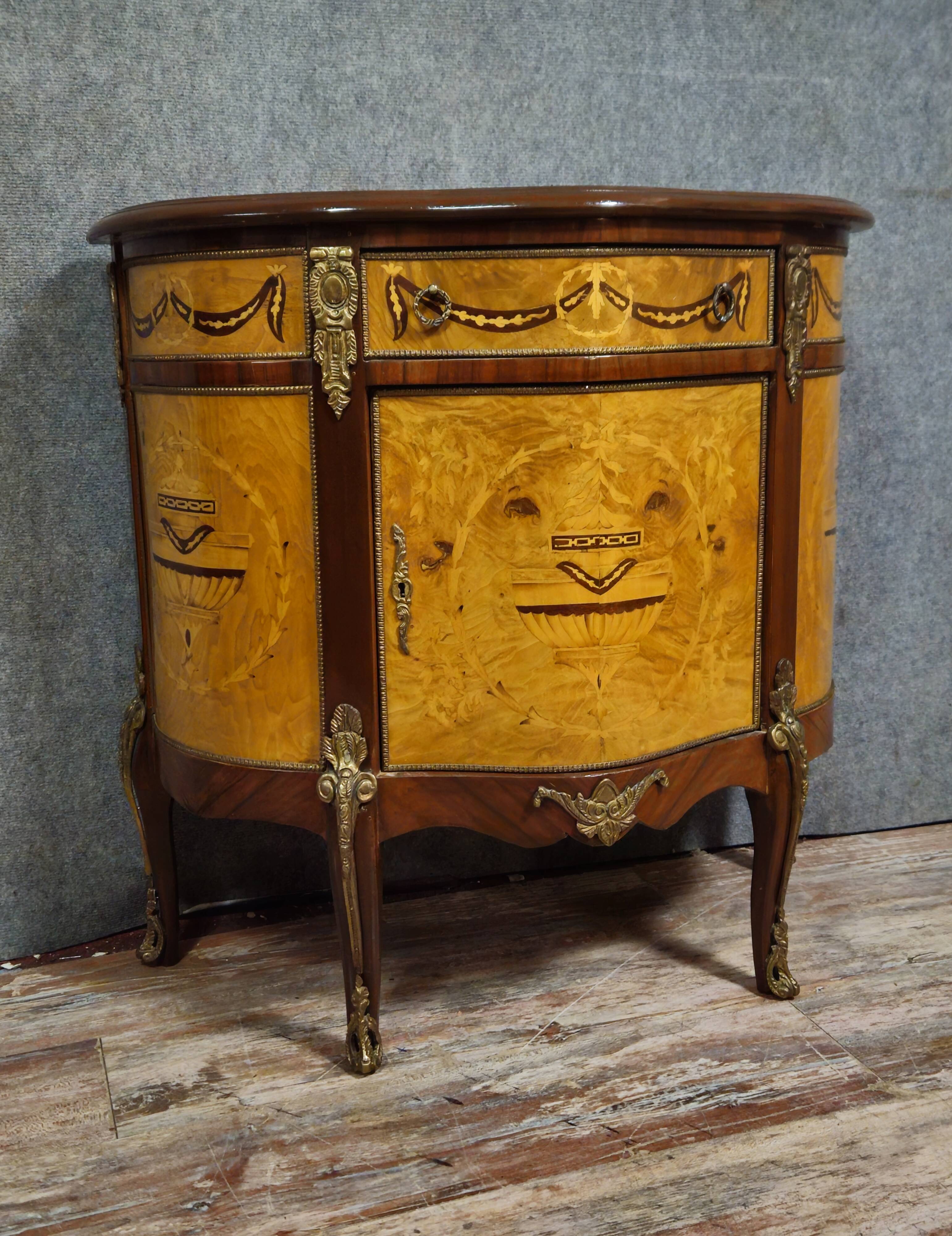 Commode demi-lune de style Louis XV en marqueterie et décors de bronze