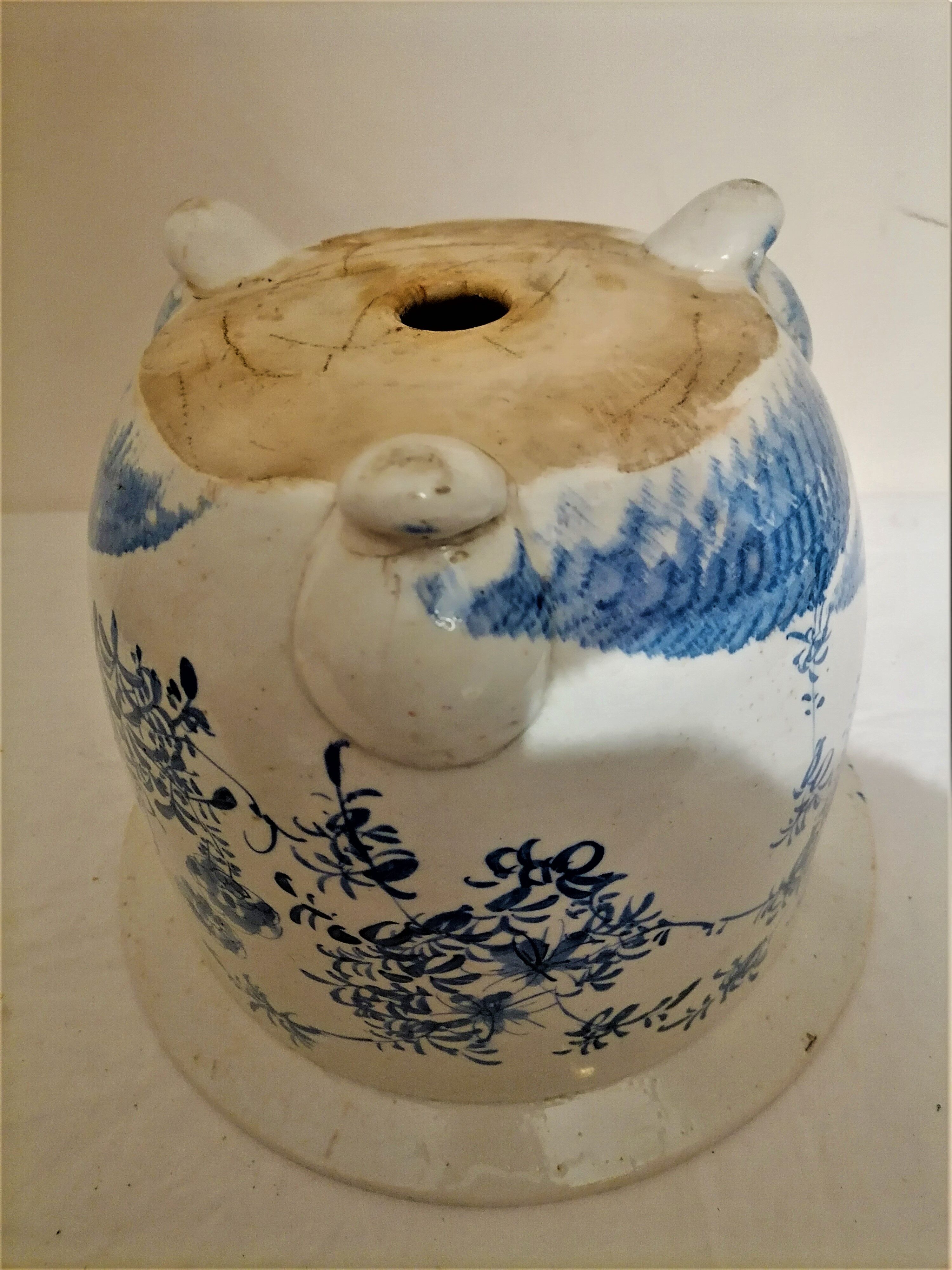 Important blue white porcelain pot cover. Japan. Meiji period (1868 - 1912)