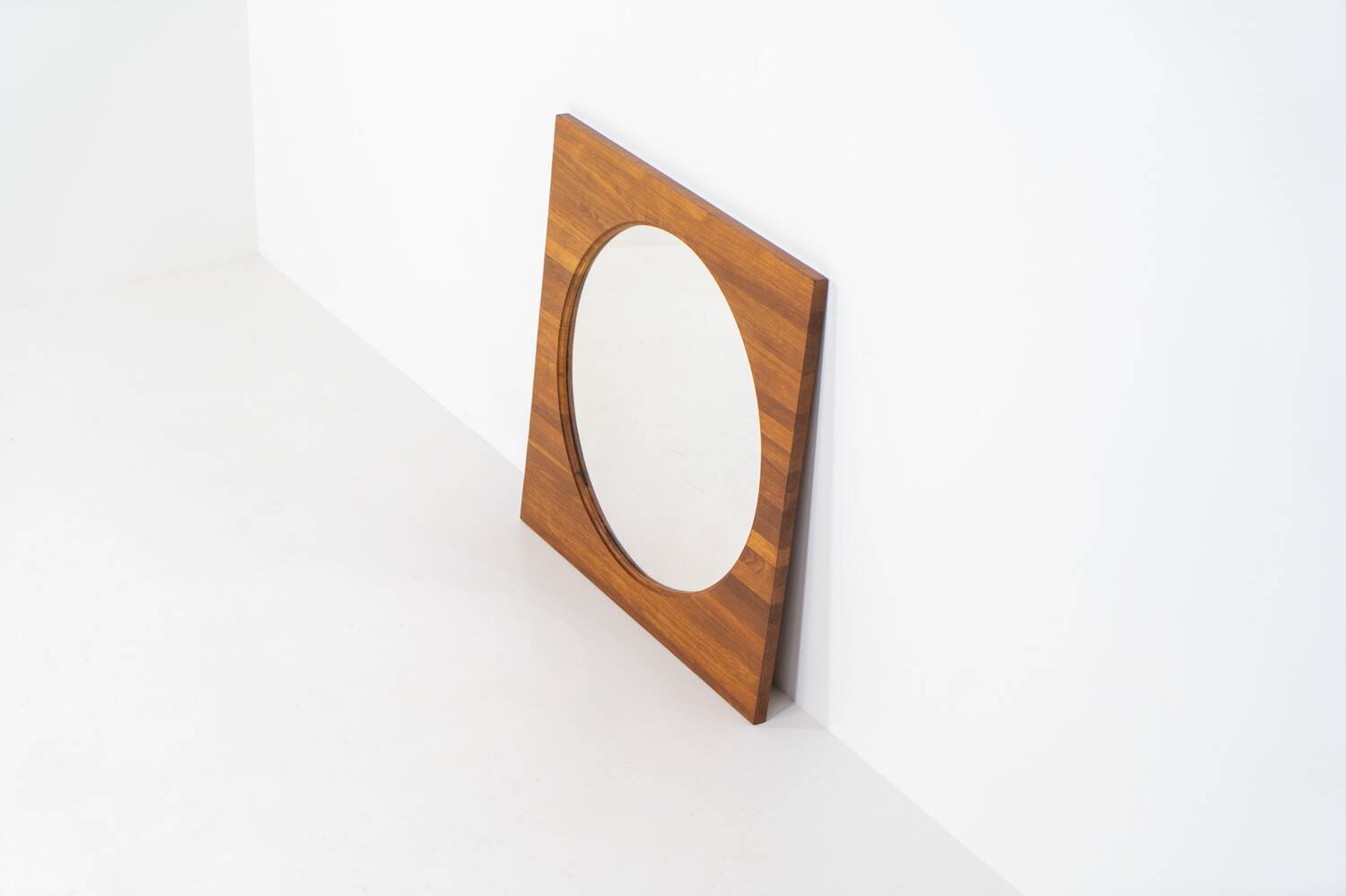 Miroir XL milieu du siècle en teck massif (Danemark, années 1960).