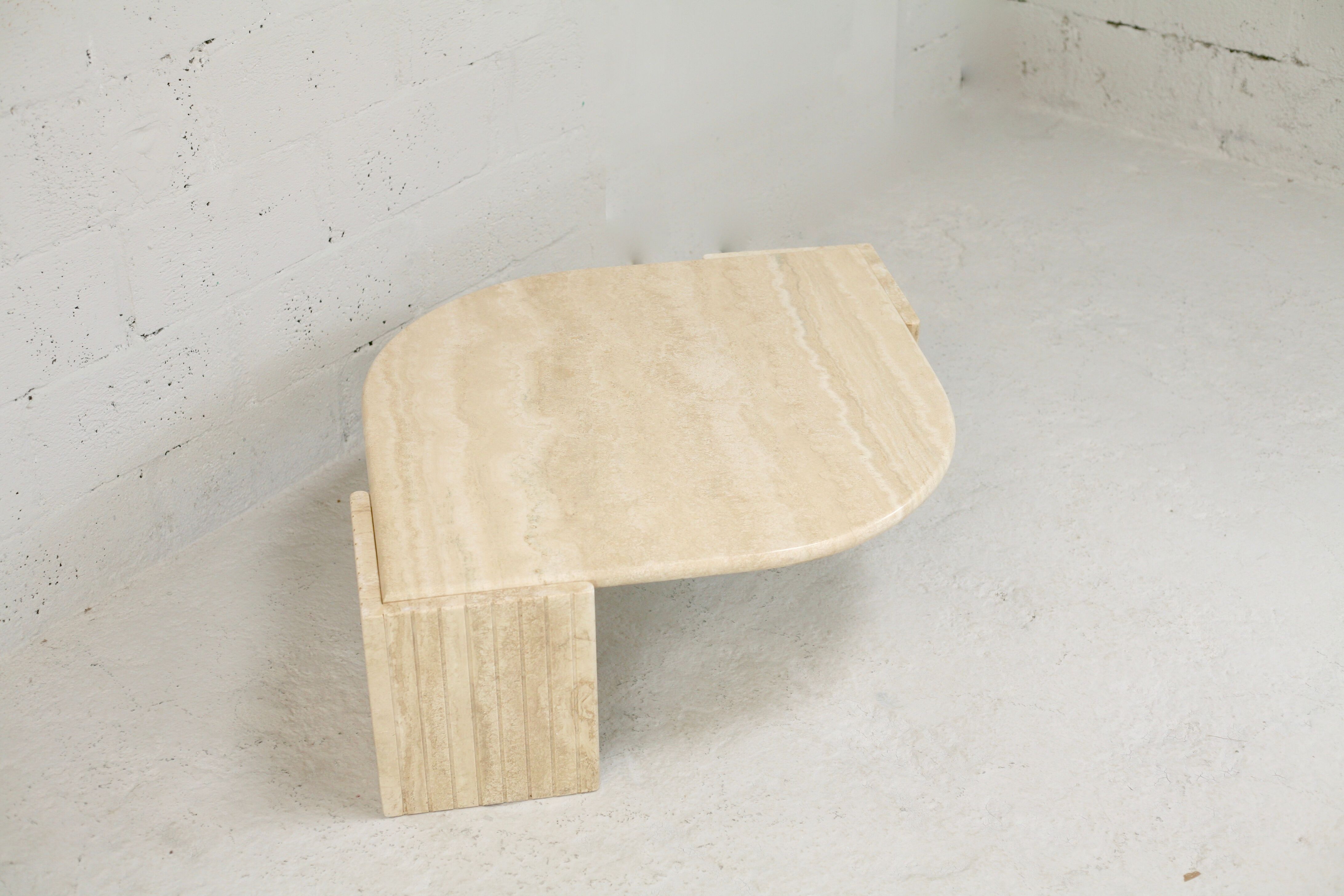 Table basse de forme courbe, travertin, France, circa 1970.