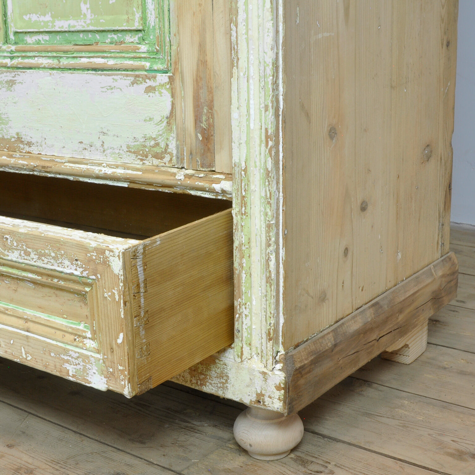 Antique pine cabine, circa 1920