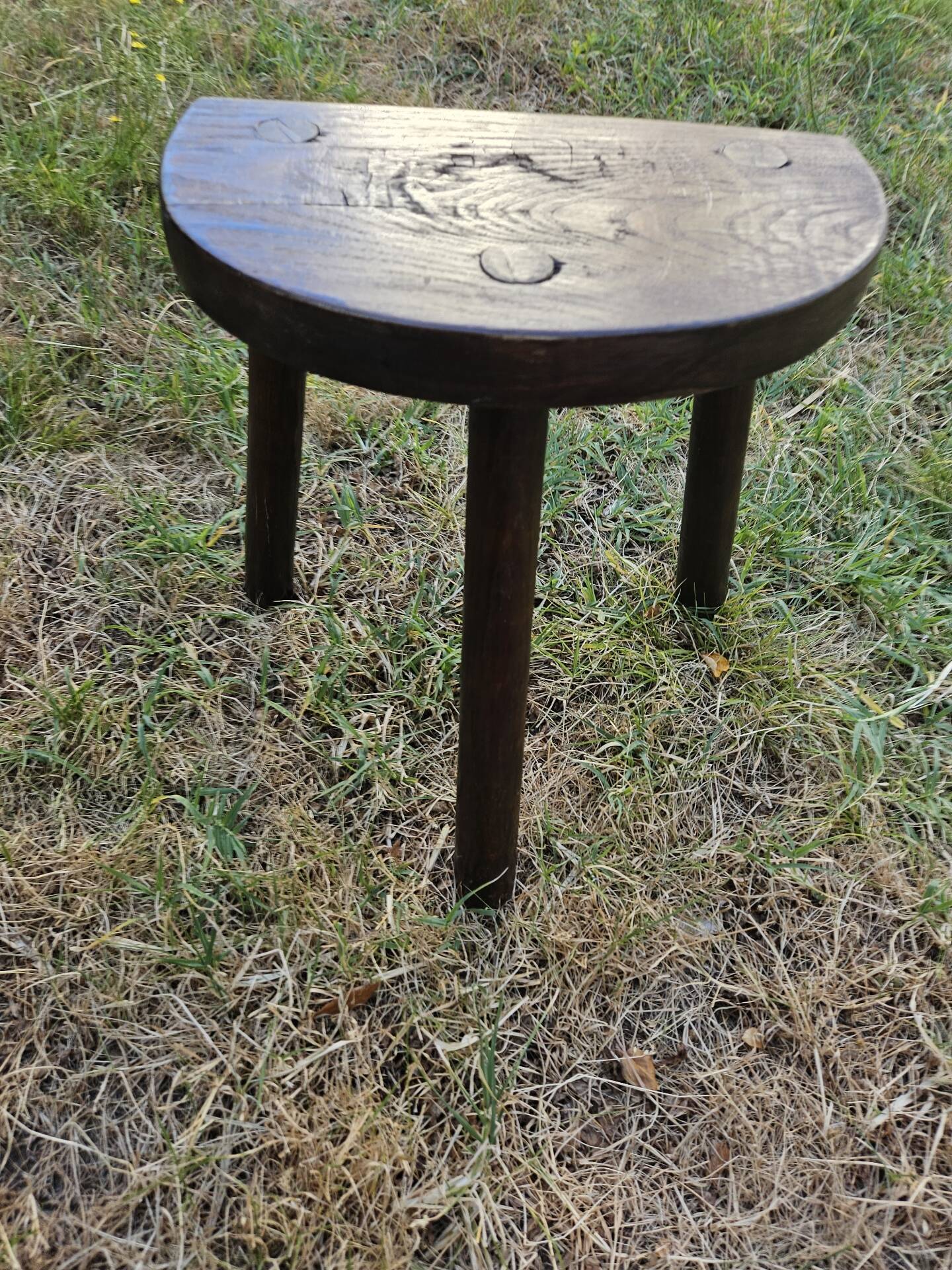 Tabouret tripode en bois massif vintage