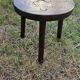 Tabouret tripode en bois massif vintage