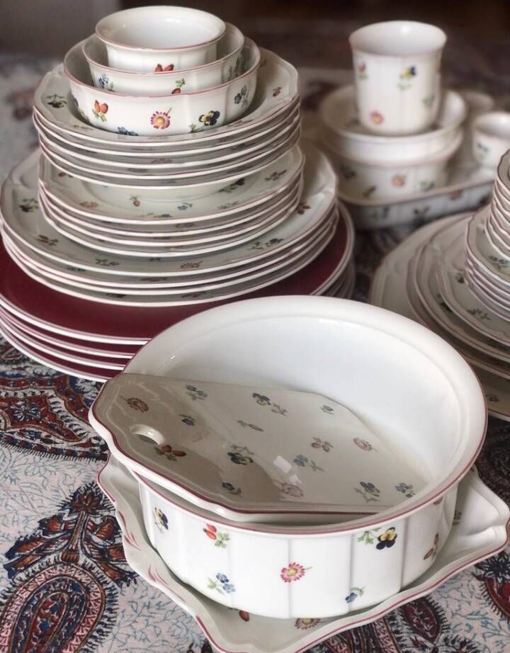 Villeroy & Boch 'Petite Fleur' comprehensive dinner, tea and coffee service for six per