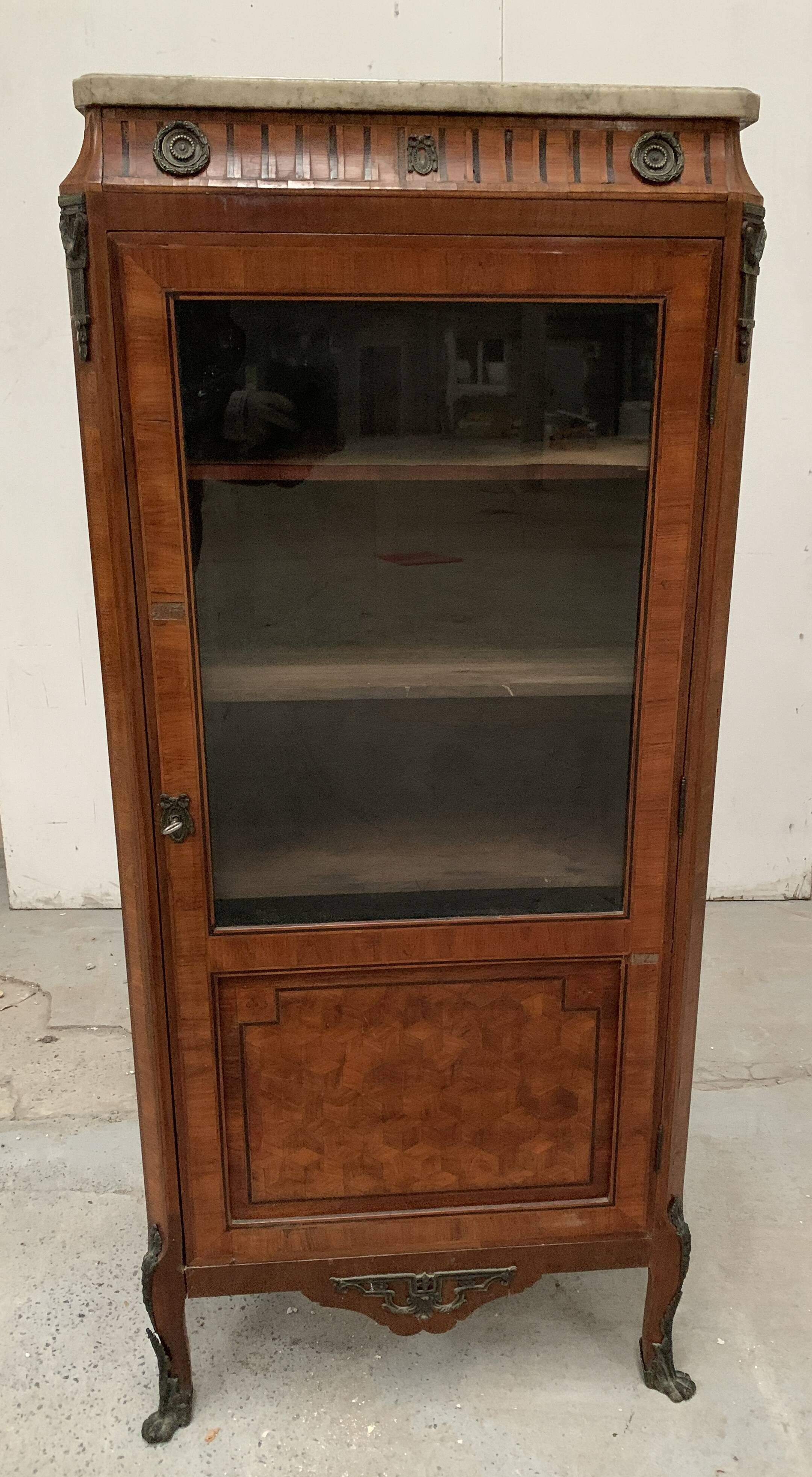 Louis XVI style one-door display case in 20th century wood marquetry
