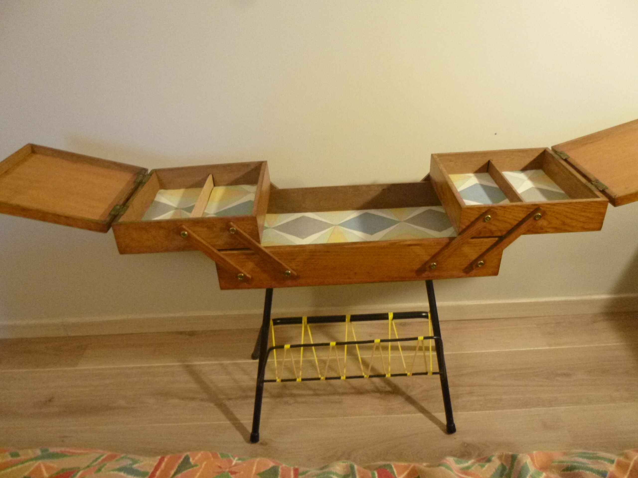 Vintage Scoubidou worker yellow