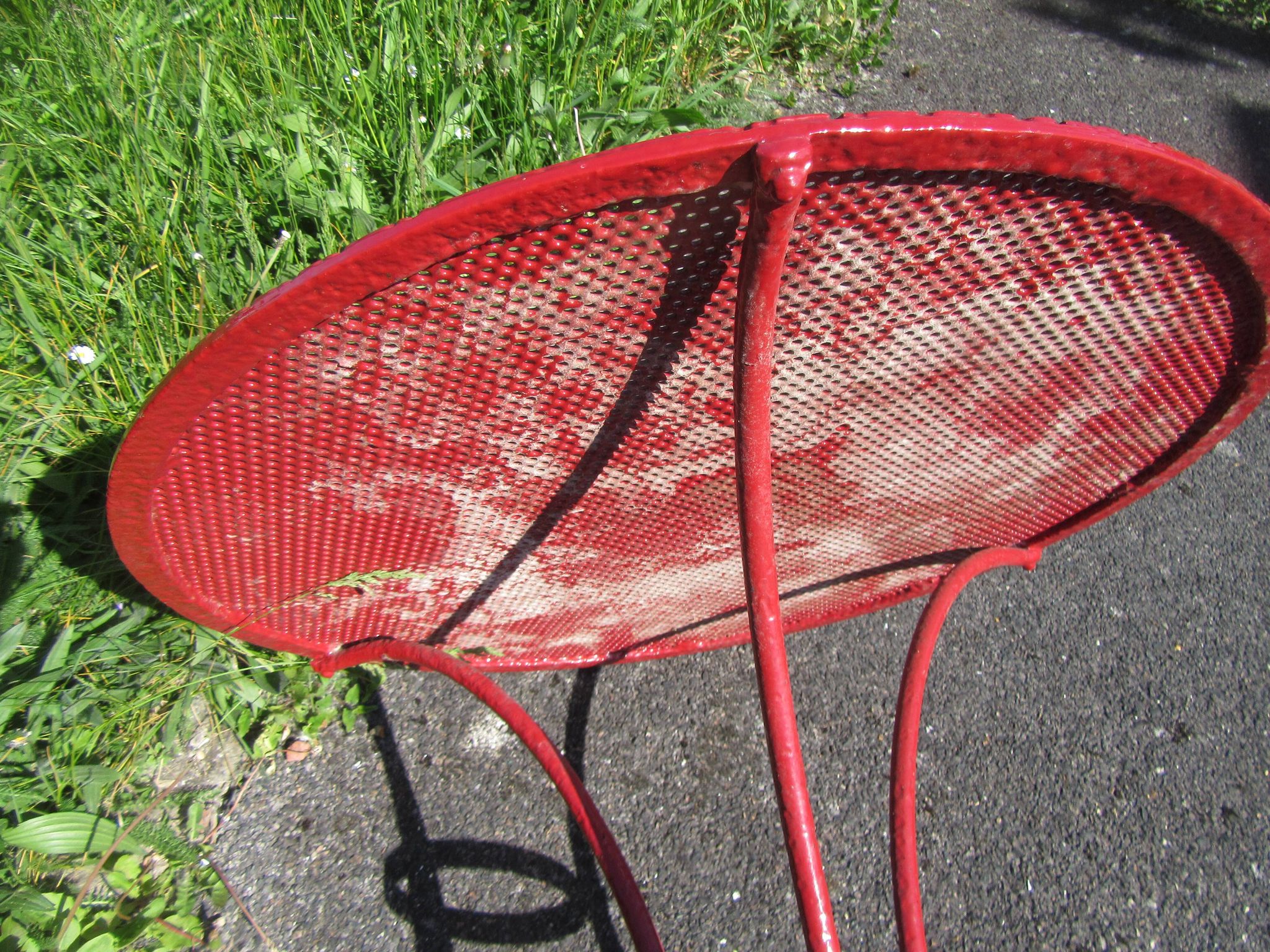 Gueridon en fer forgé ancien repeint rouge bordeaux