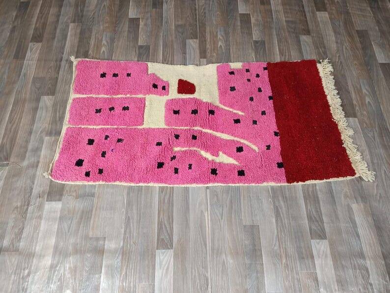 Handmade pure wool rug in pink, size 150 x 250 cm.