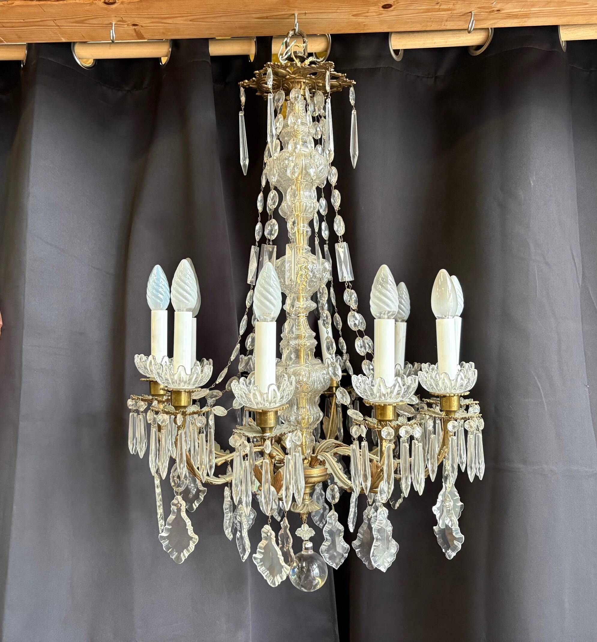 Large chandelier with glass and gilded brass pendants – 10 arms – 80 cm