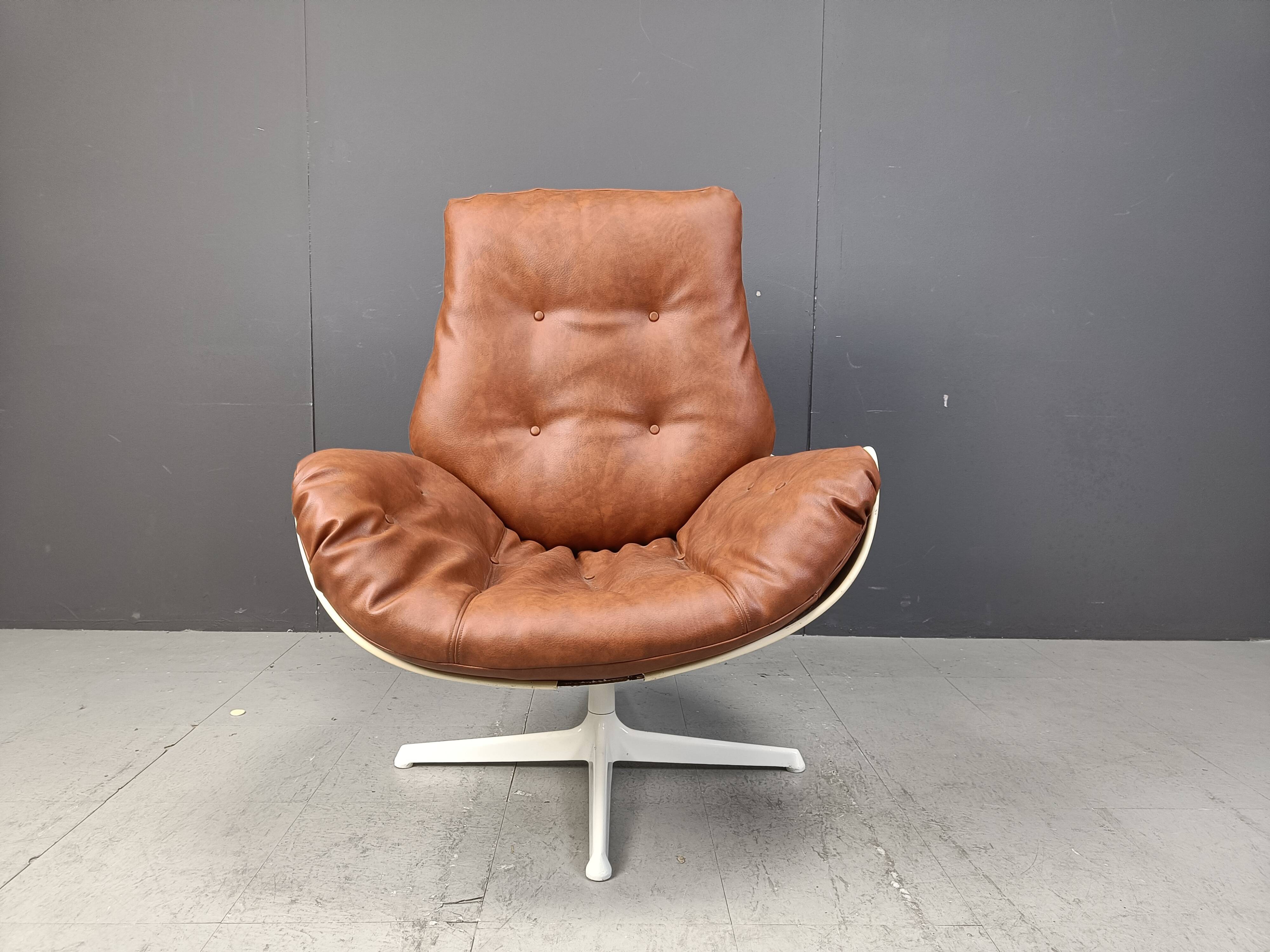 Space age fiberglass swivel chair, 1960s