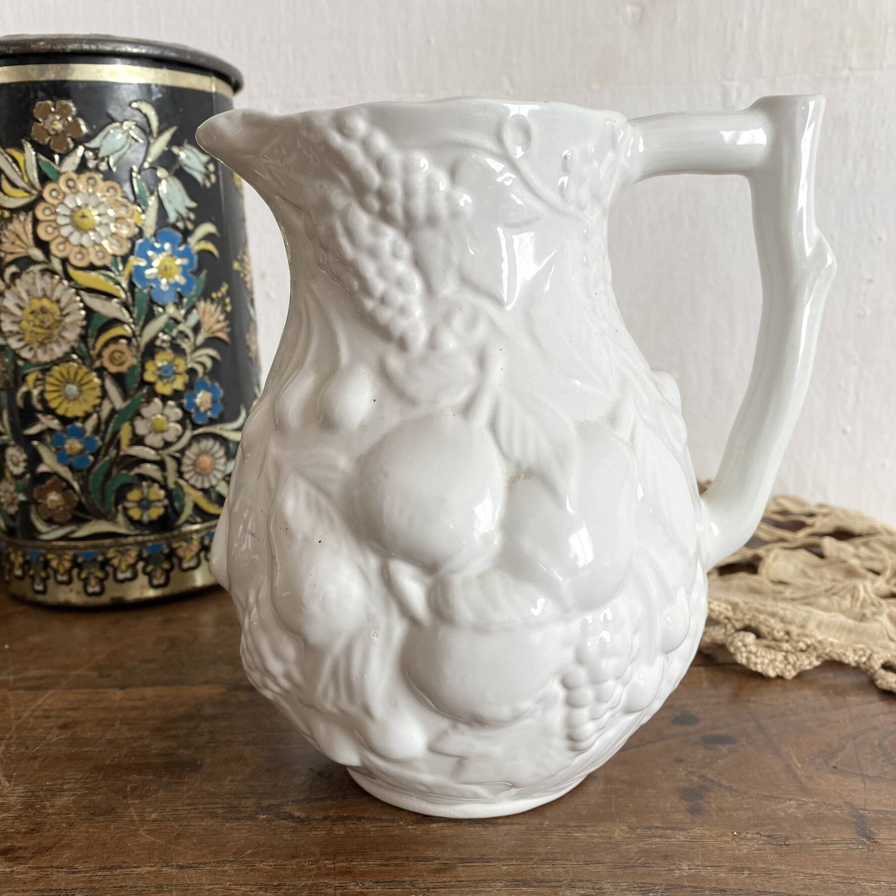 Jug in slipware with fruits