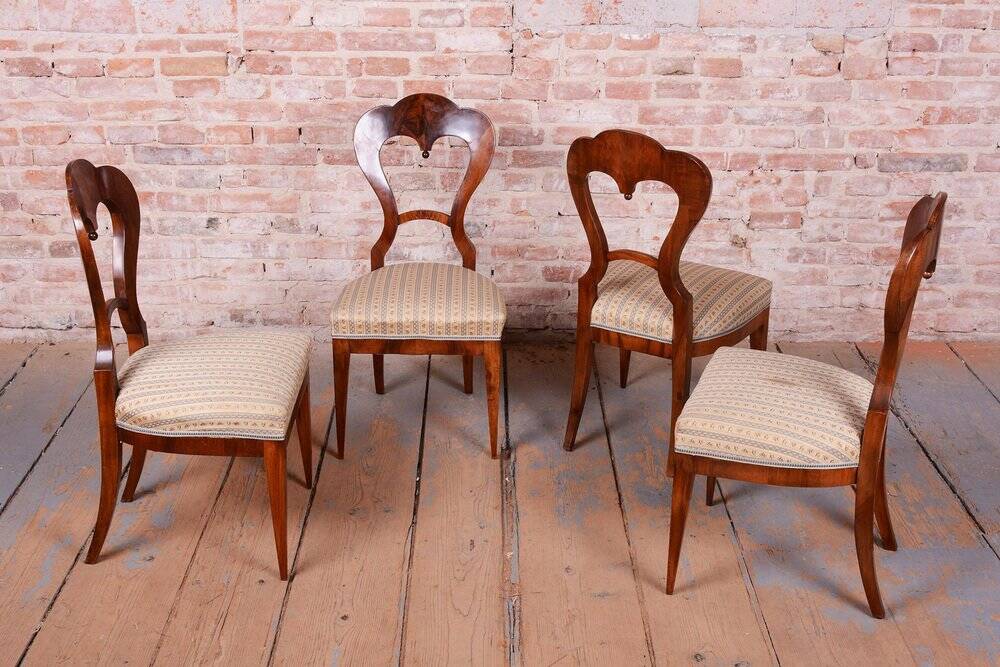 Biedermeier Chairs in Walnut, Austria, 1830s, Set of 4