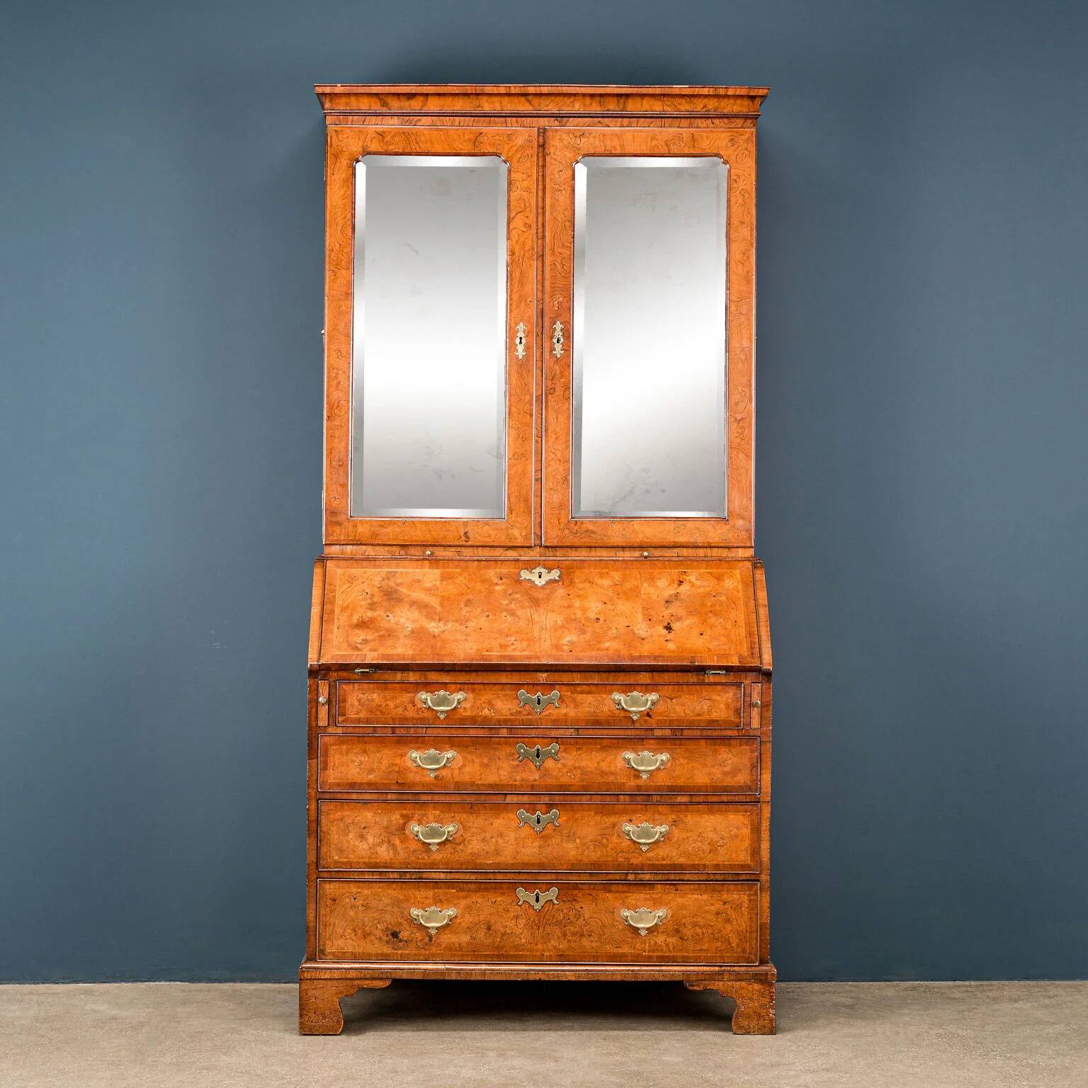 Queen Anne trumeau in walnut and oak, Great Britain, 18th century