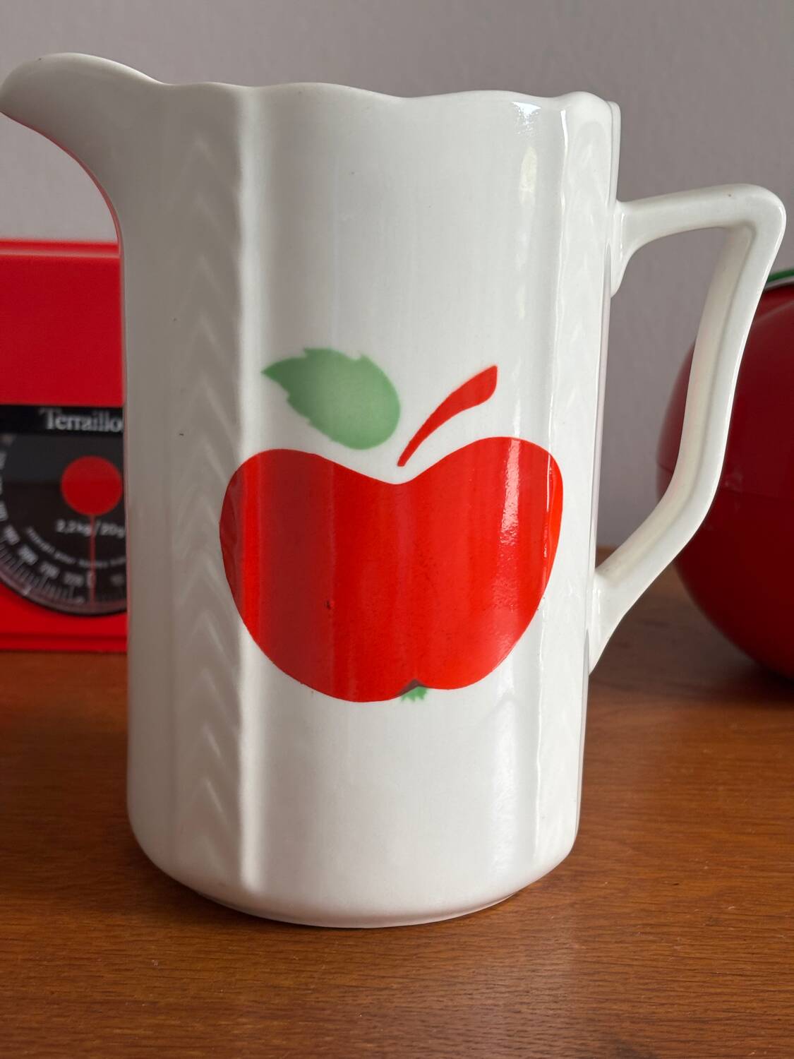 Pichet vintage à décor de pomme