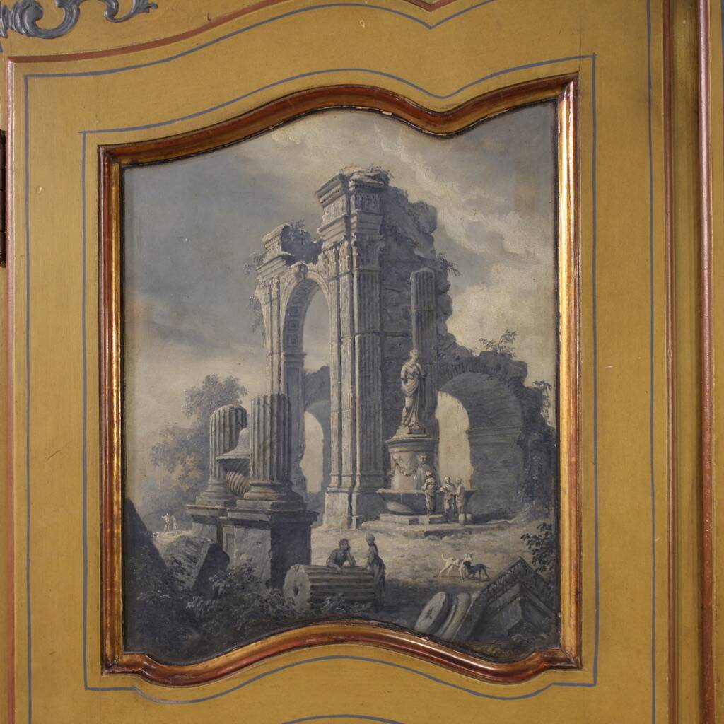 Petite armoire piémontaise laquée, dorée et peinte du 20e siècle.