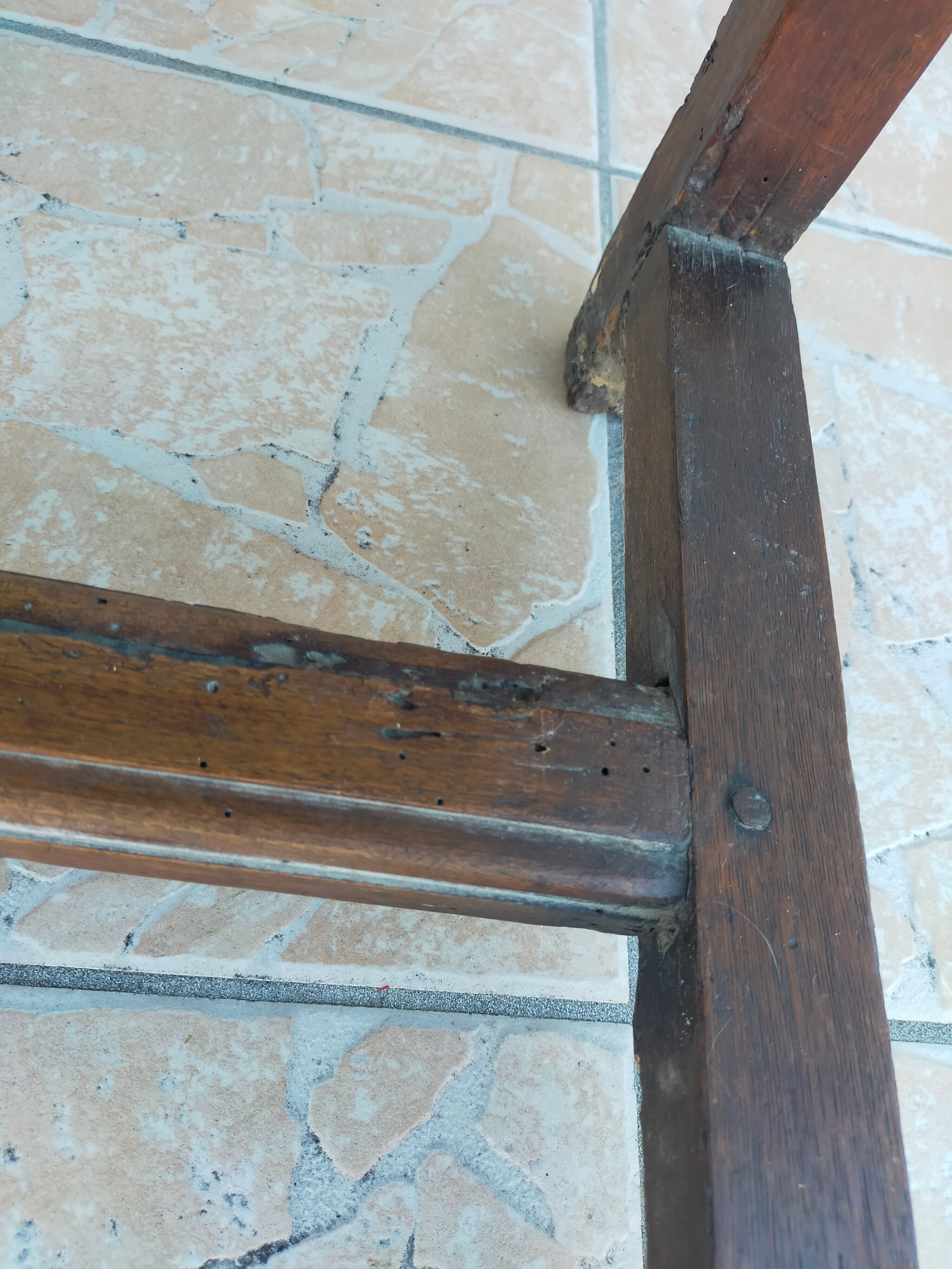 Paire de fauteuils rustiques en noyer