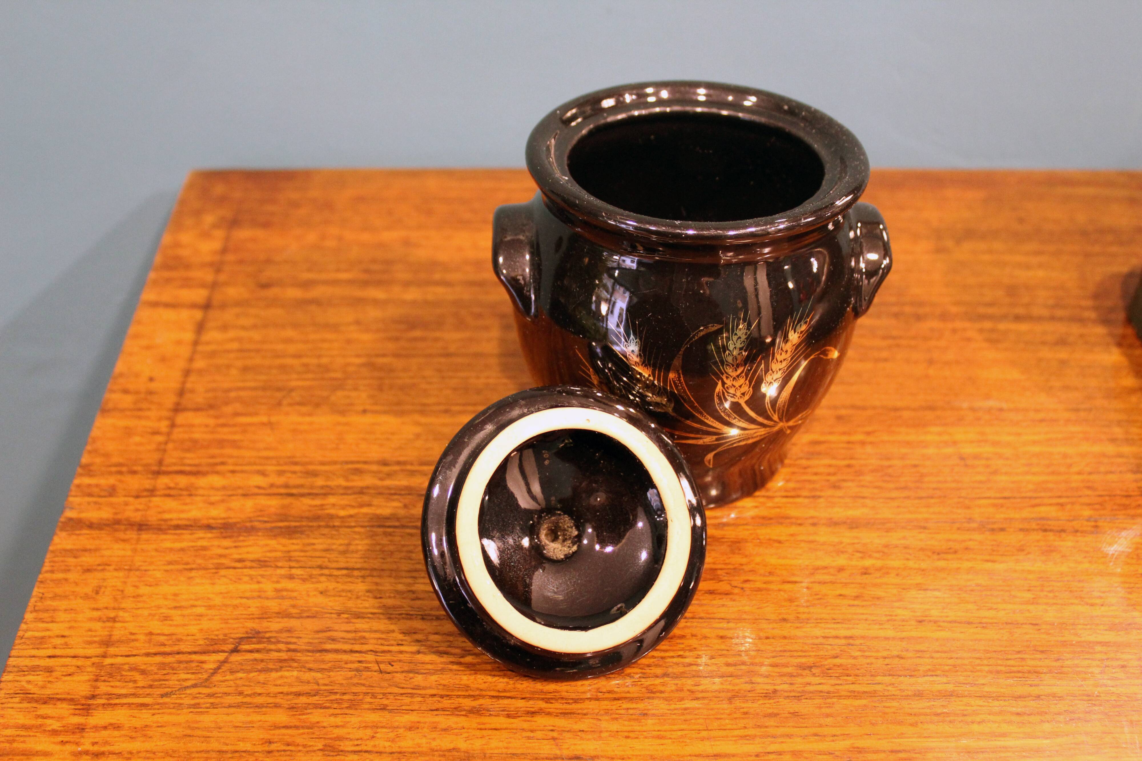 Vaso container, laccato black decorated in gold, France 1970s, in ottimo stato.