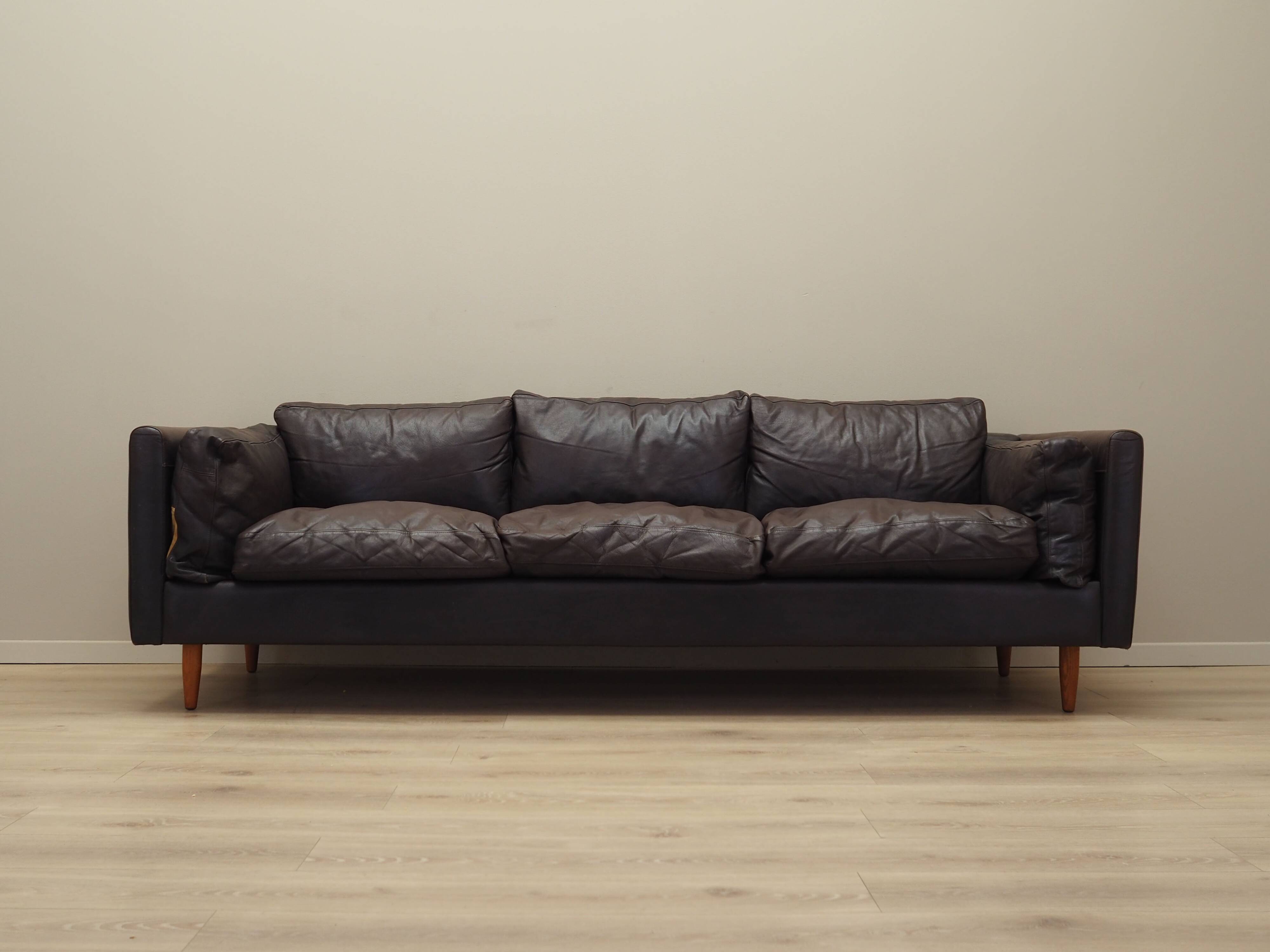 Canapé en cuir marron, design danois, années 1960, production : Danemark
