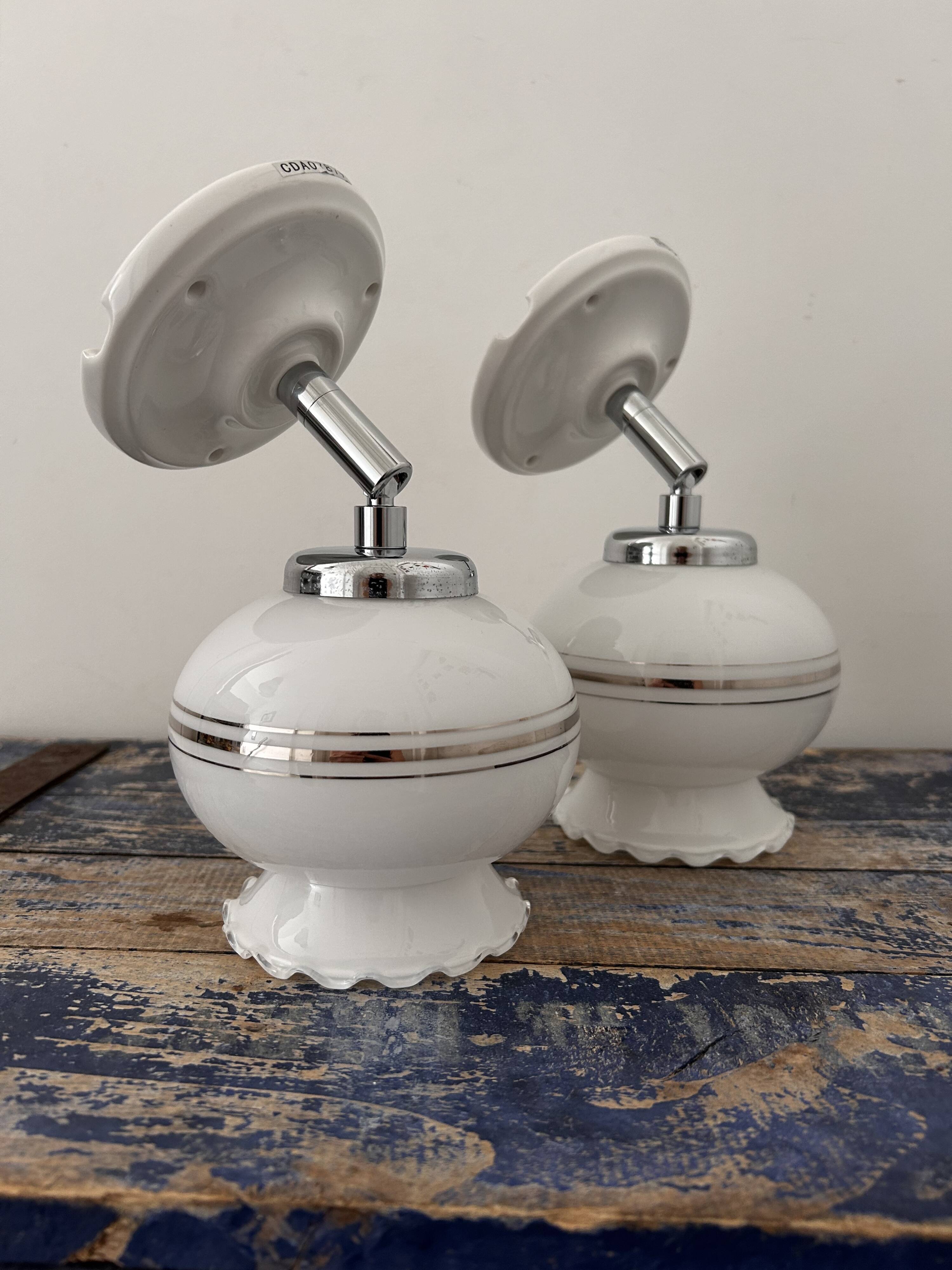 Paire d’appliques vintage blanches et argentées