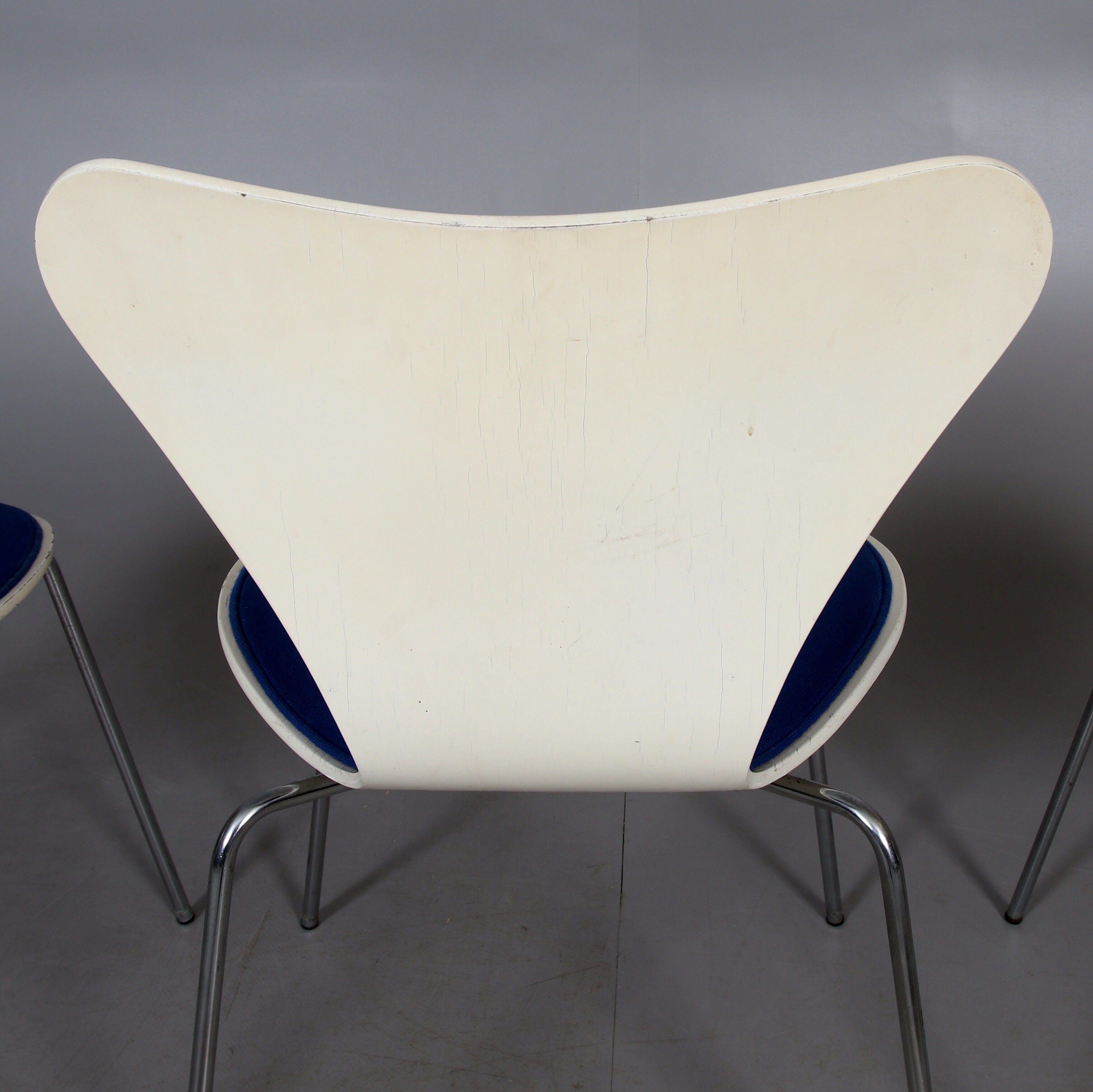 5 Blue Chair "Butterfly" by Arne Jacobsen, Series 7