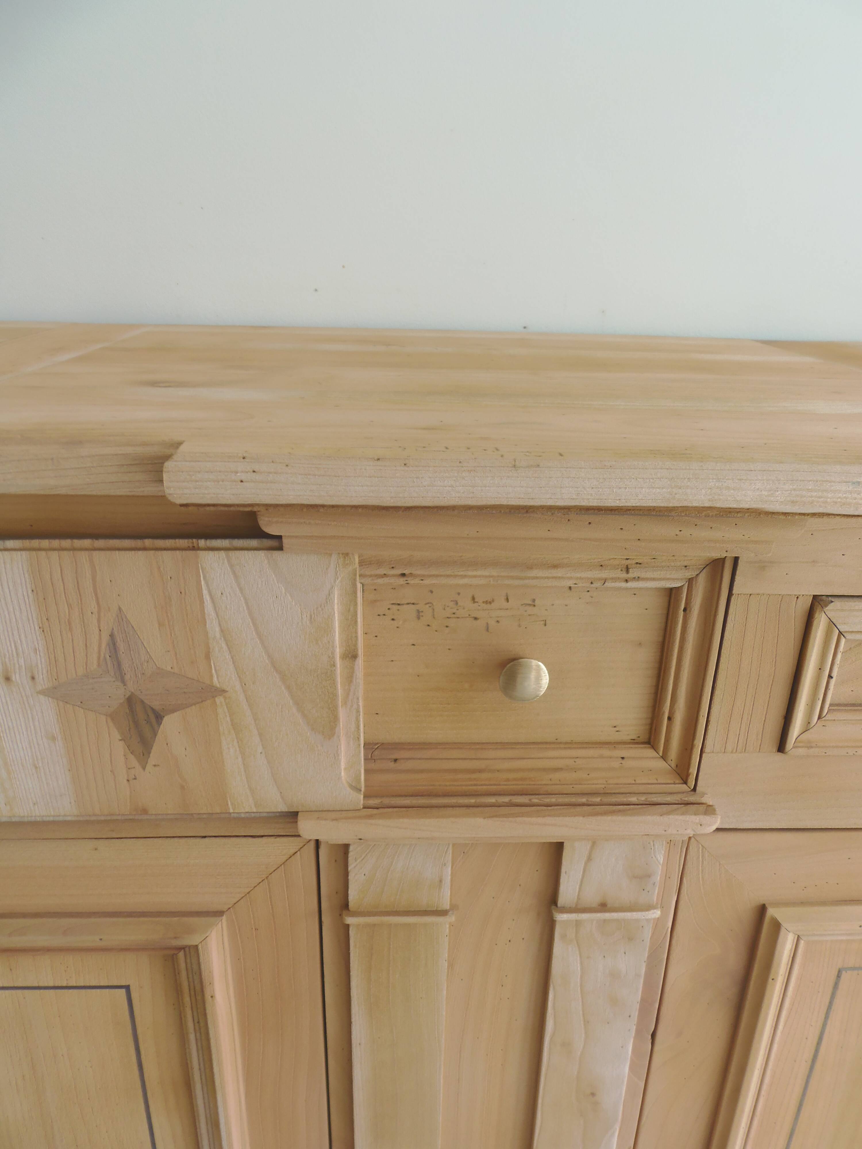 Buffet de belle facture en bois brut, 2 portes , 3 tiroirs .