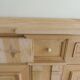 Buffet de belle facture en bois brut, 2 portes , 3 tiroirs .