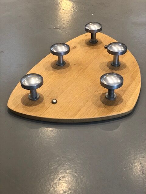 Wall-mounted coat rack with 5 hooks on oak top