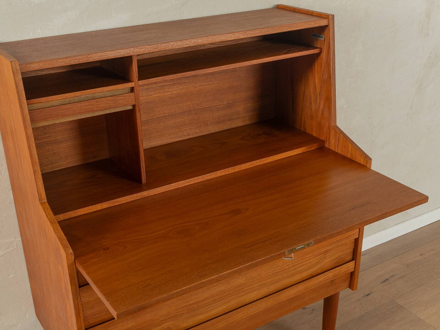 1960s bureau, Rooval