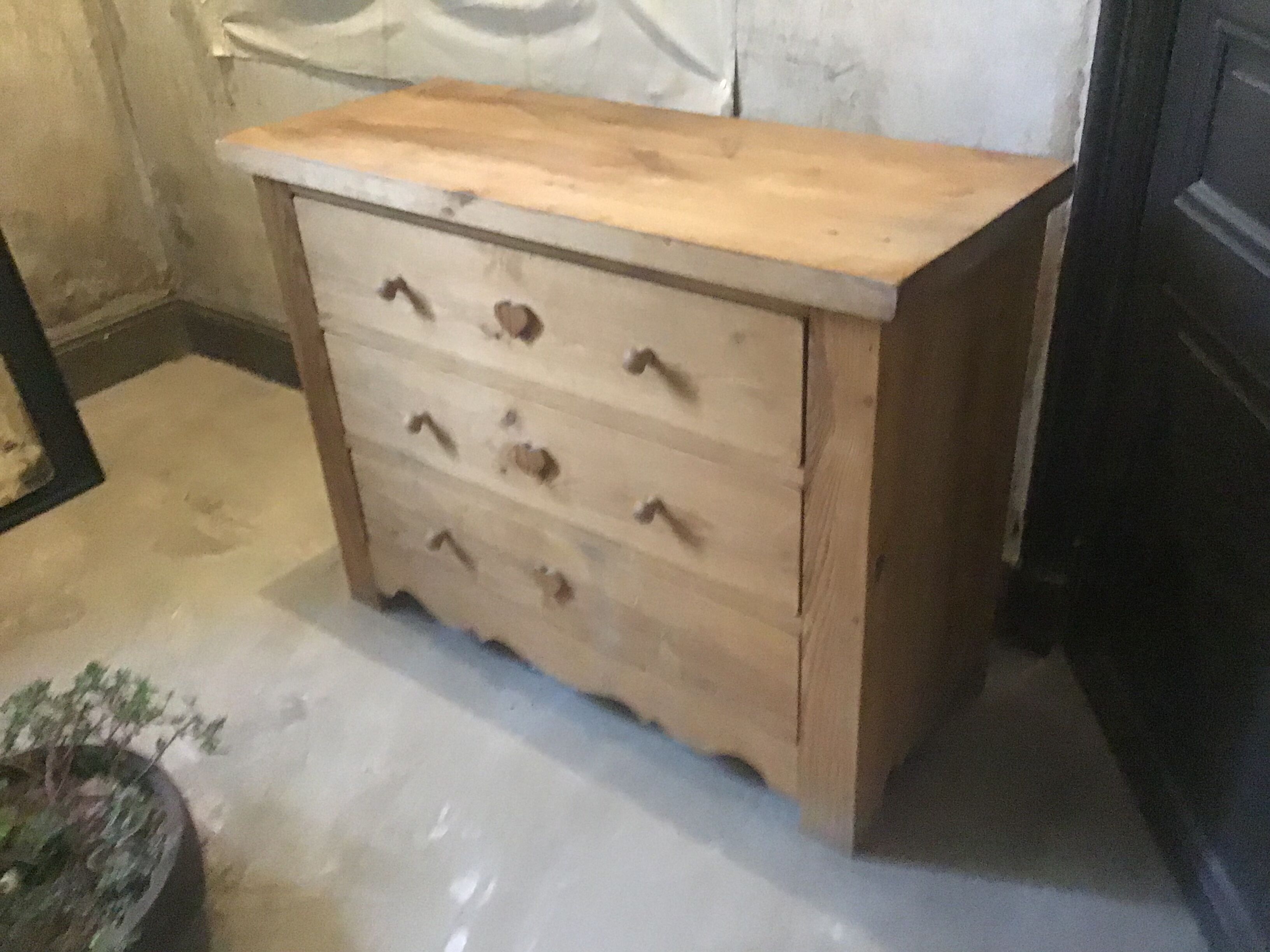 Pine chest of drawers