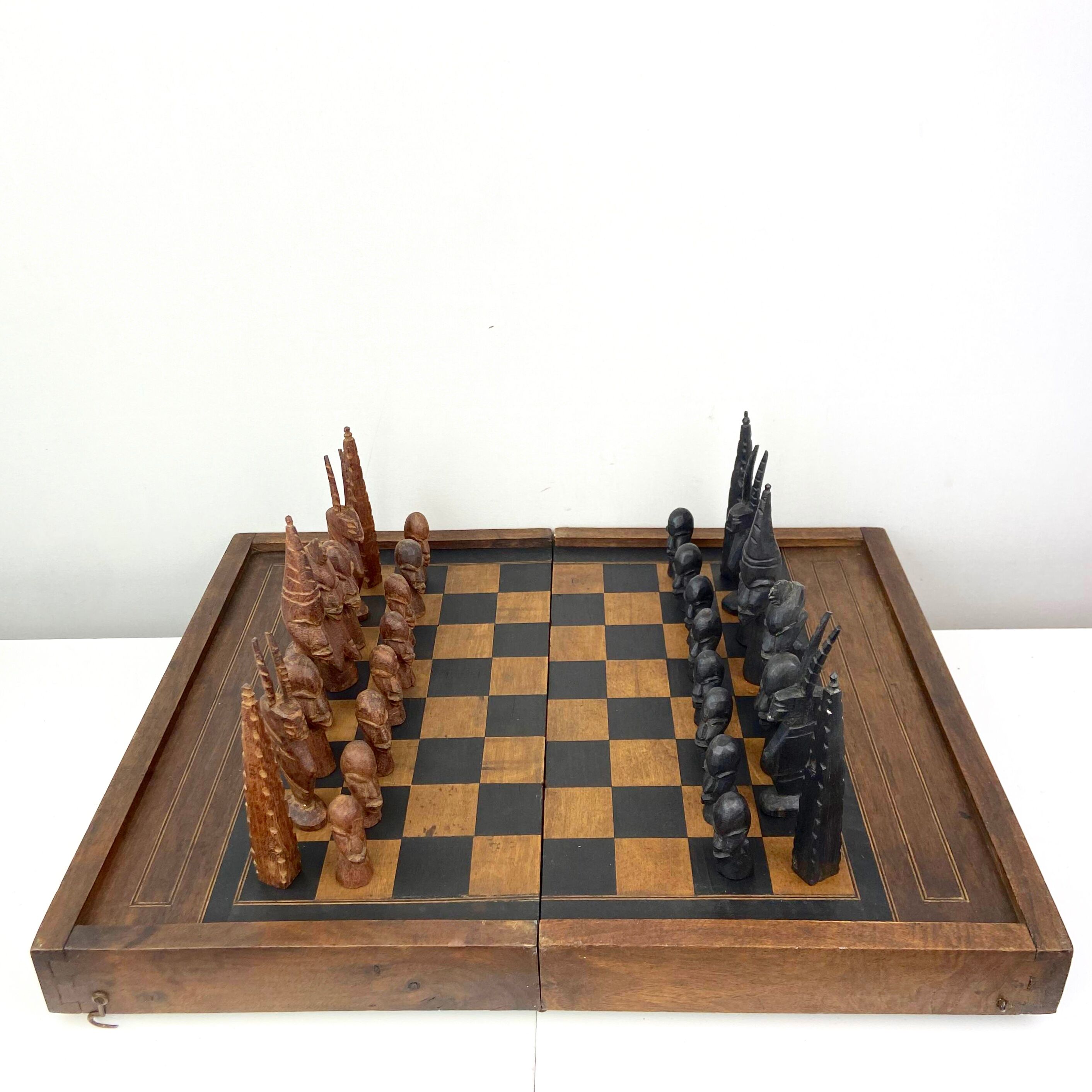 Jeu d'echec africain en bois précieux coffret de voyage