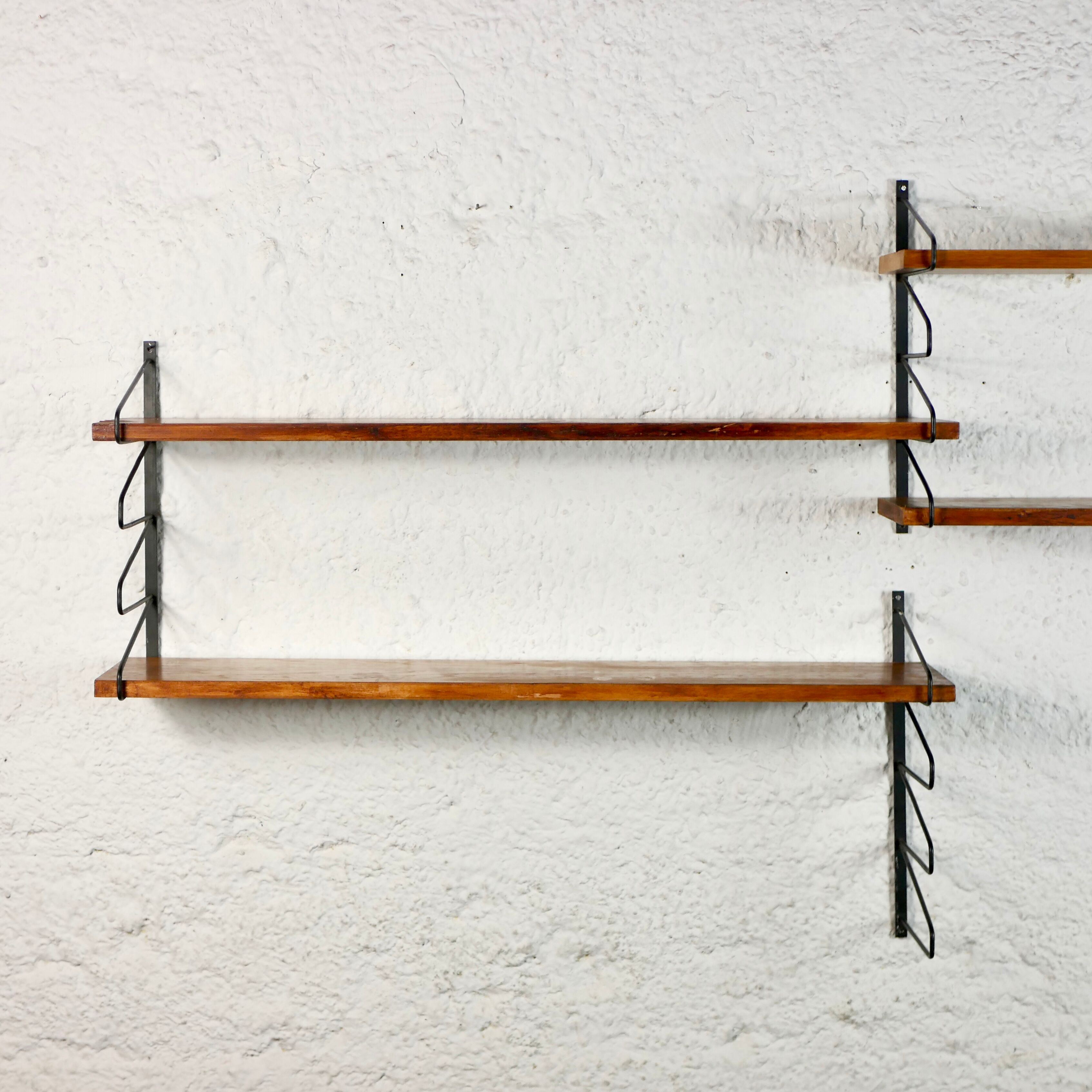Set of modular shelves String style
