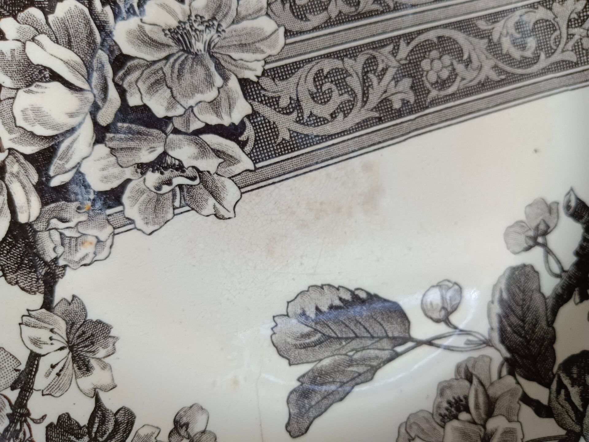 Hollow decorative plate Choisy-le-Roi black flowers and border
