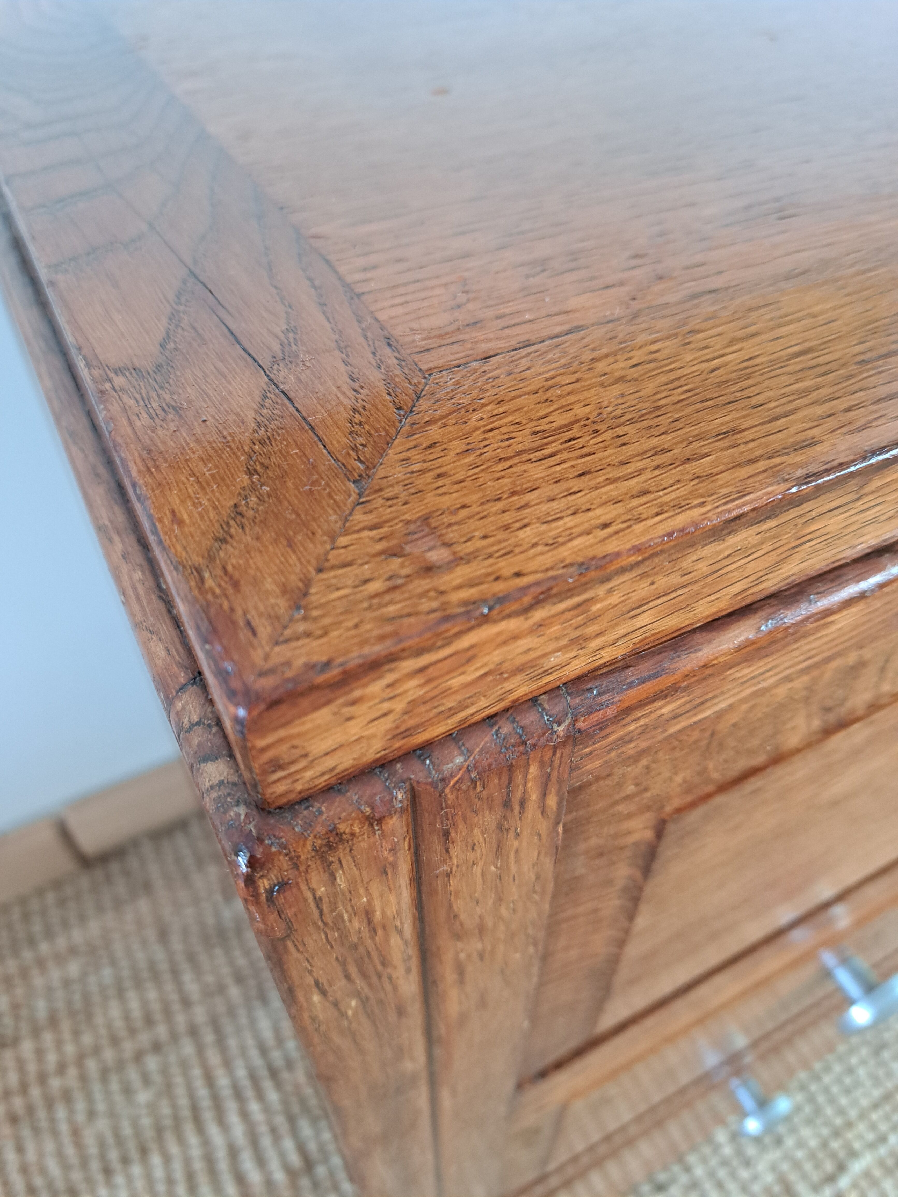 Oak chest of drawers from the 1950s.