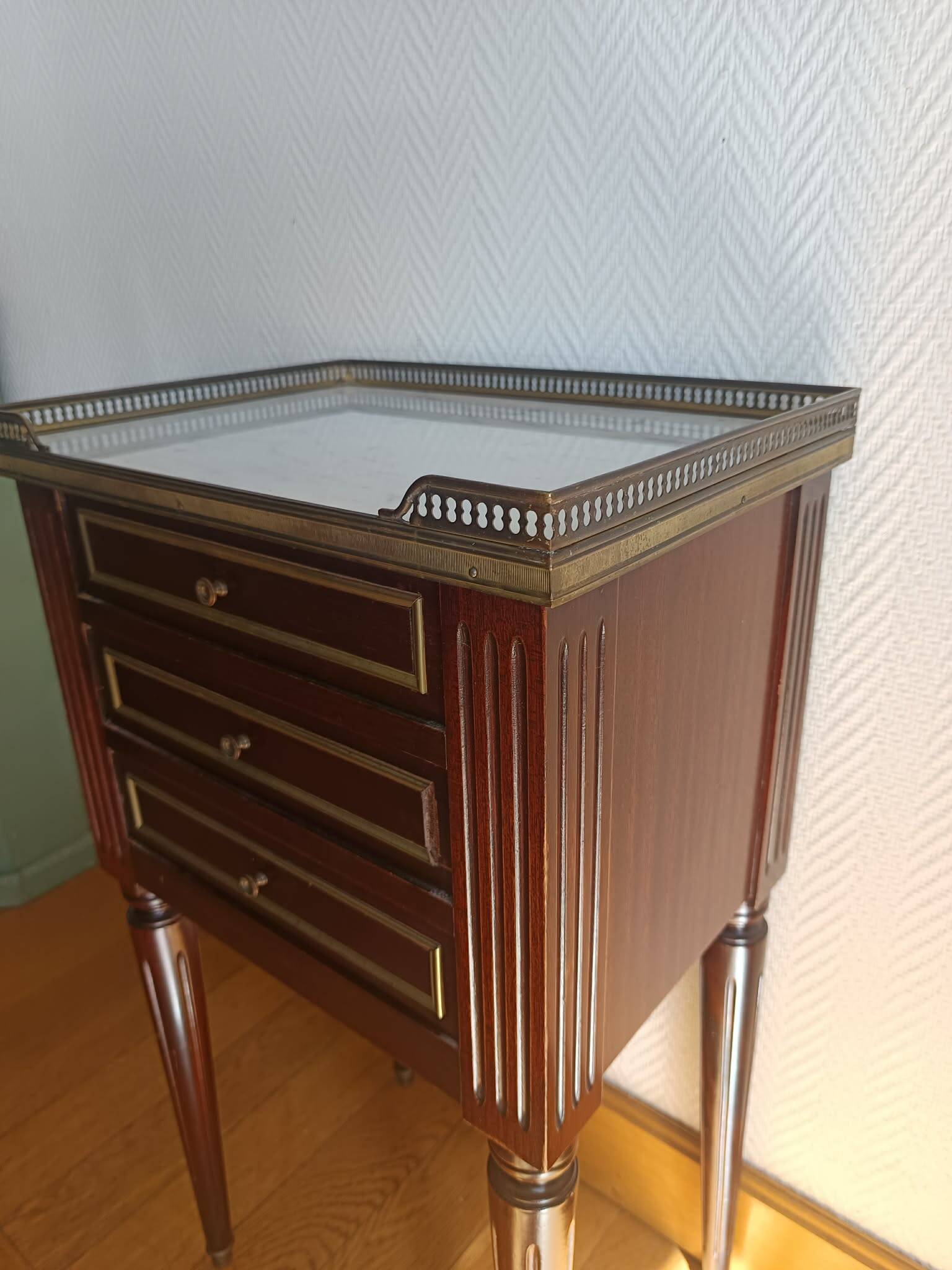 Tablet de chevet ou chiffonnière style Louis XVI