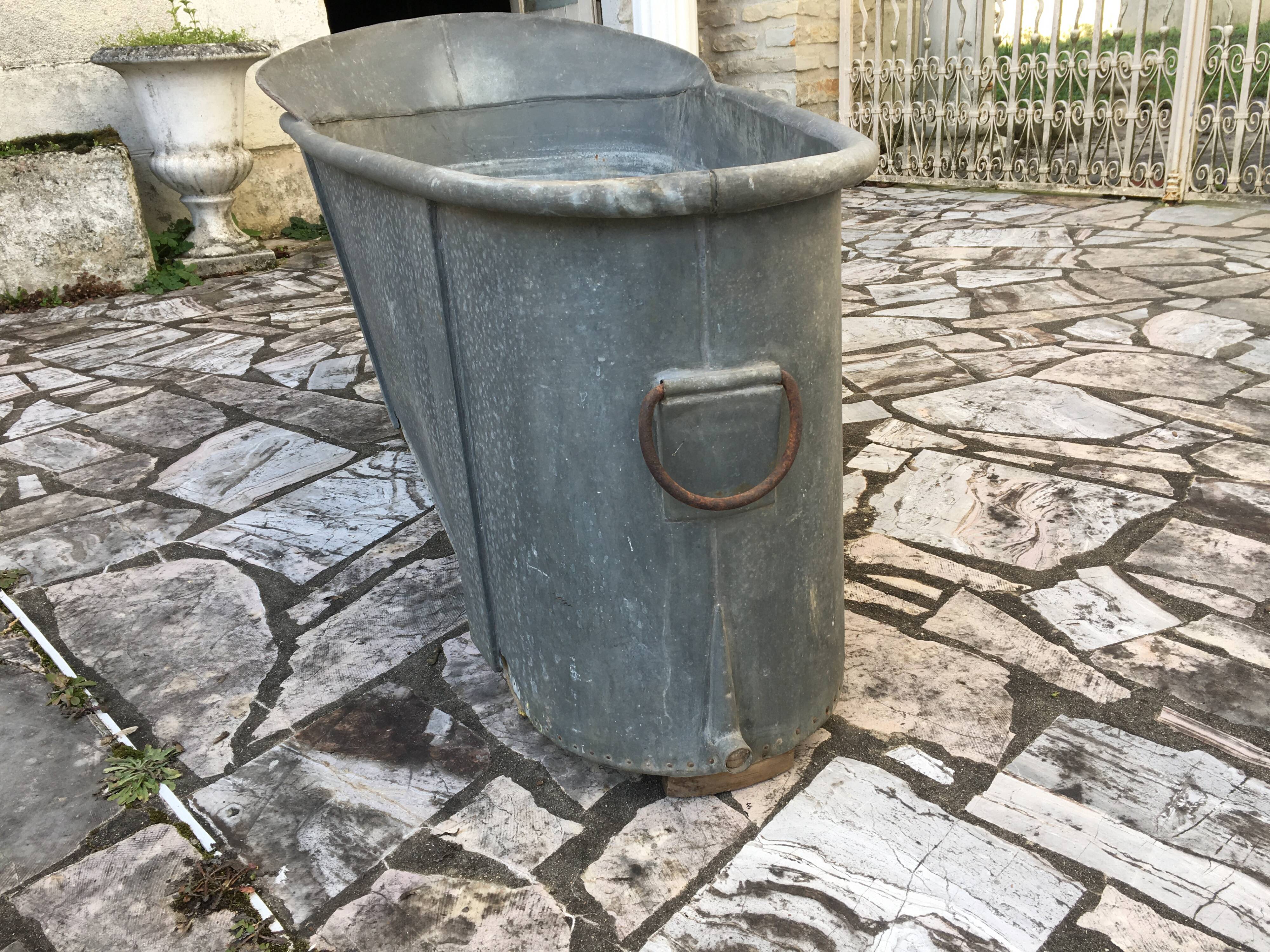 Zinc bathtub of the nineteenth