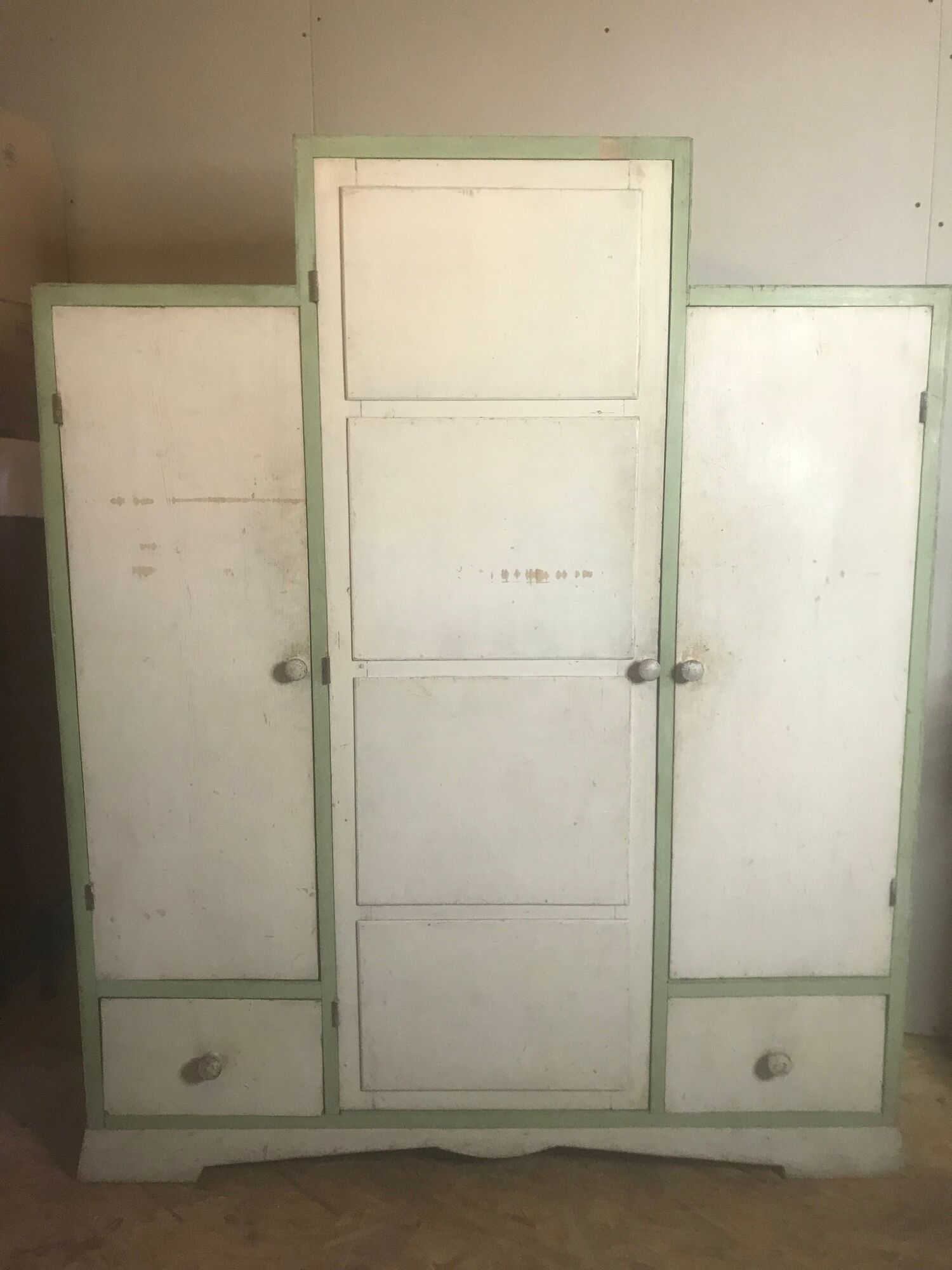 Armoire asymétrique art deco
