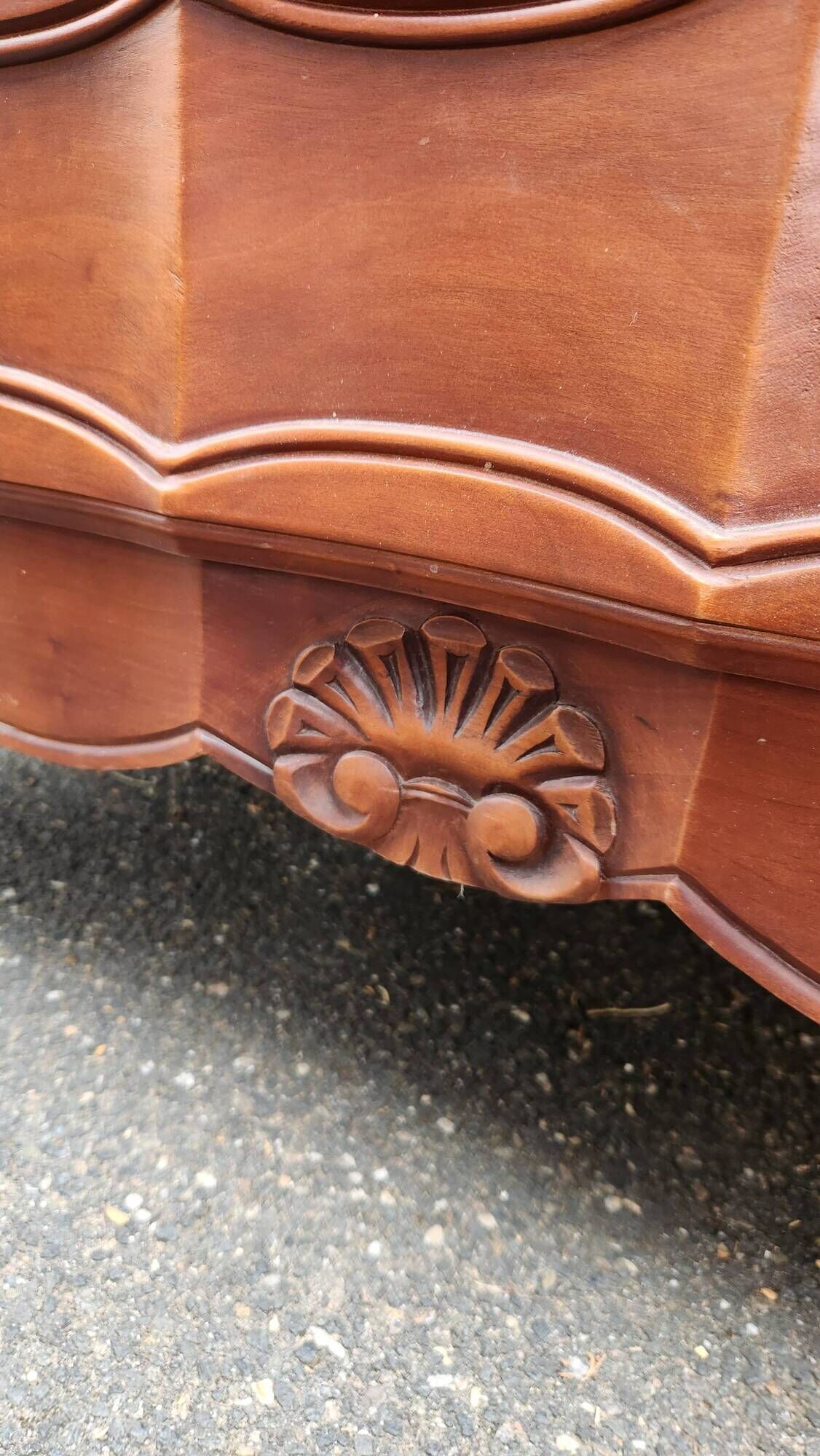 Varnished wooden chest of drawers with 3 drawers