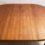 Round dining table with Scandinavian and Danish design in extendable teak from the 60s