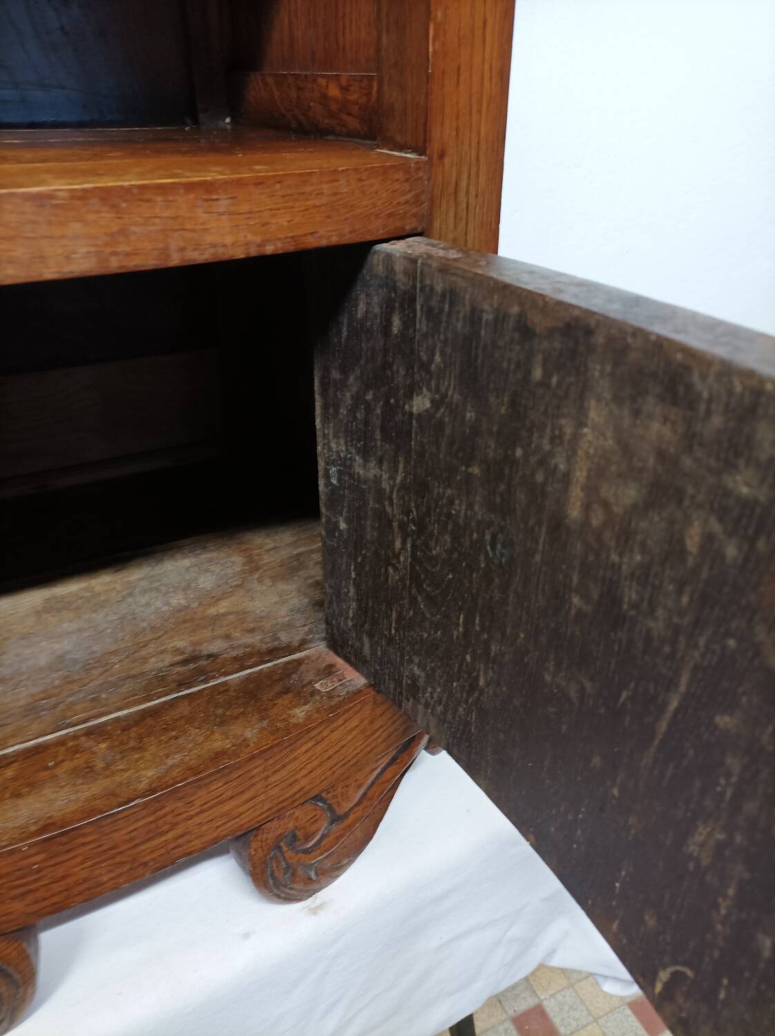 Ancienne table de nuit en bois et marbre