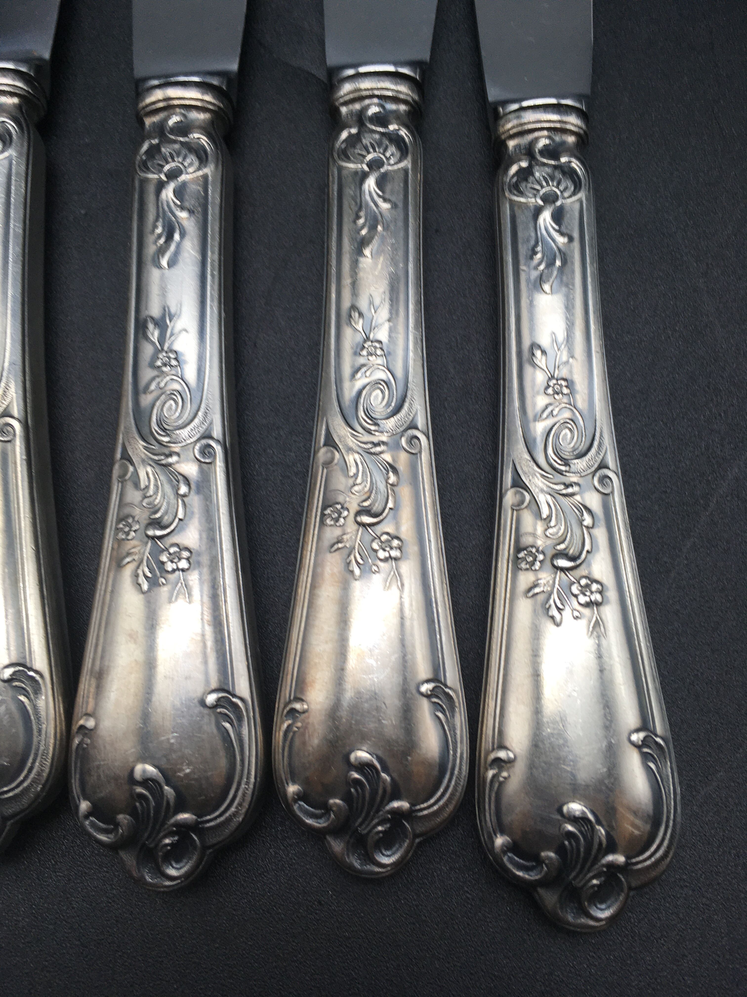 12 silver metal table knives model Rocaille