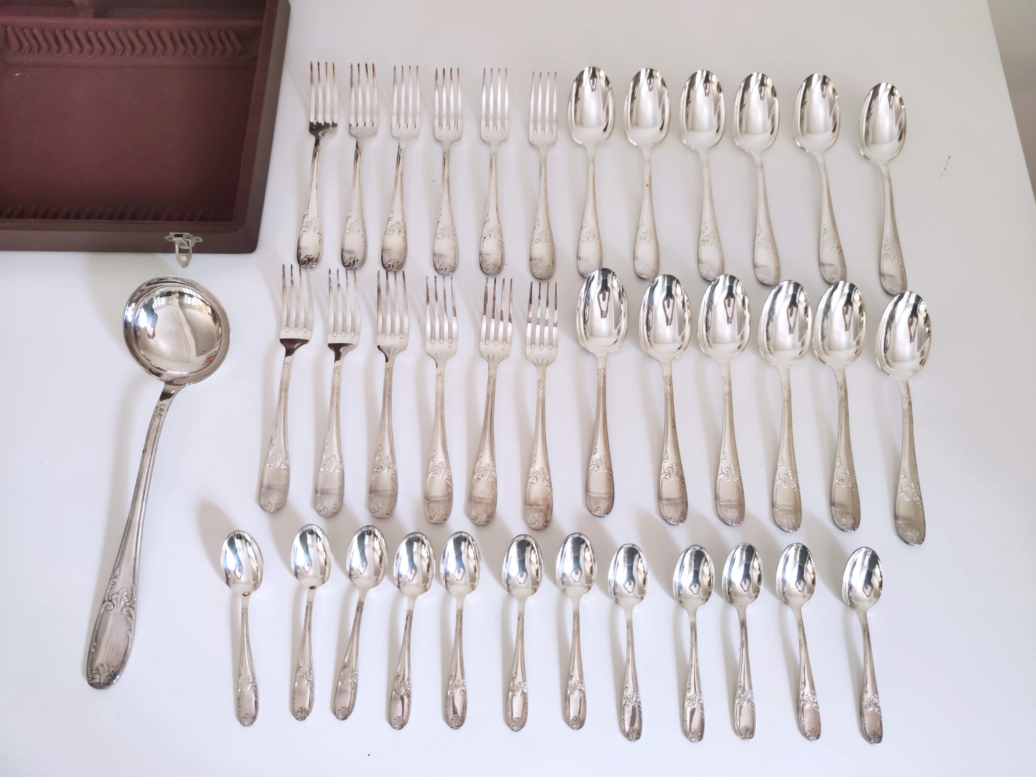 Silver metal housewife model Rocaille