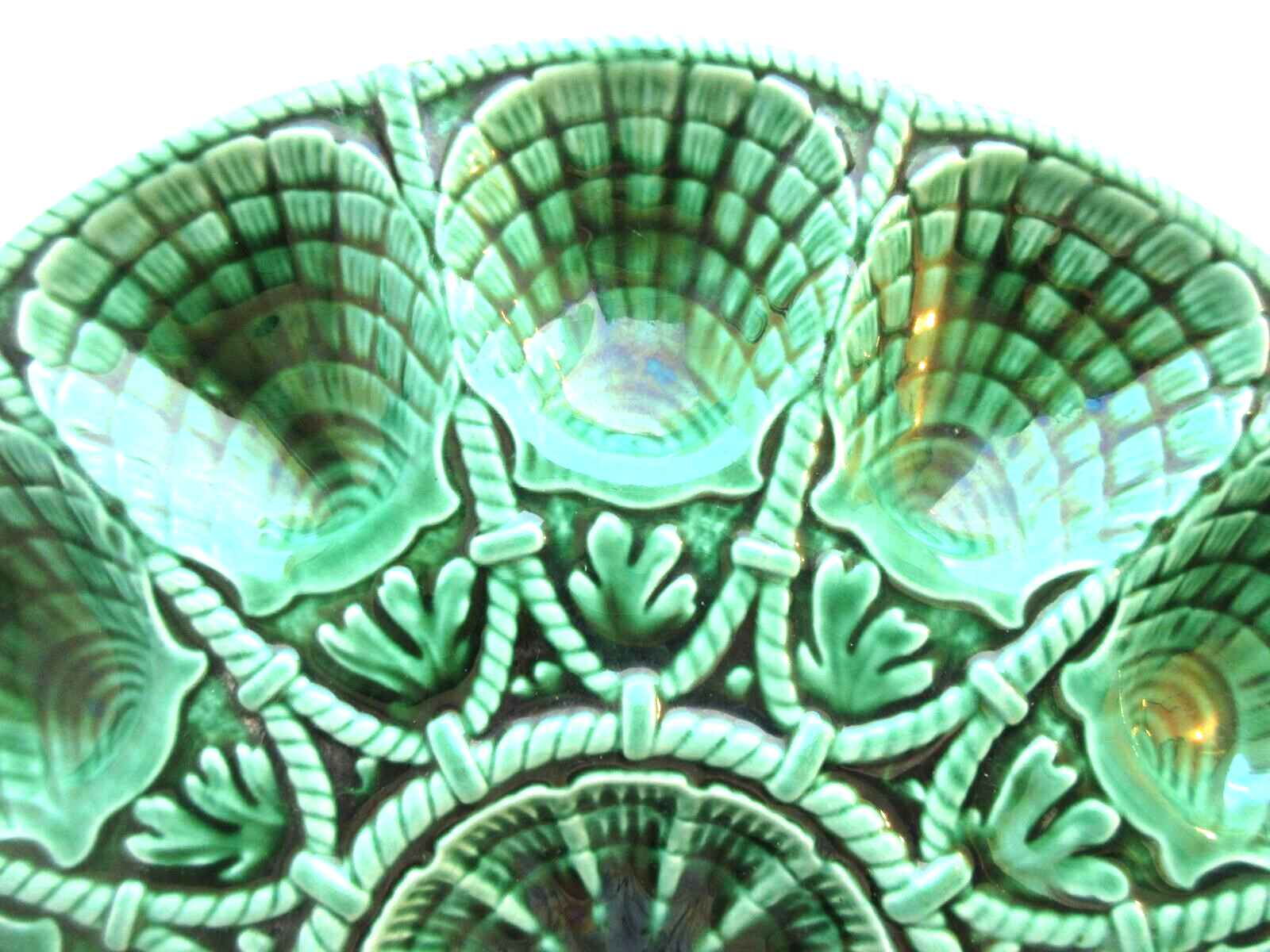 Art Deco oyster dish in green slip signed Sarreguemines DV, 12 oysters