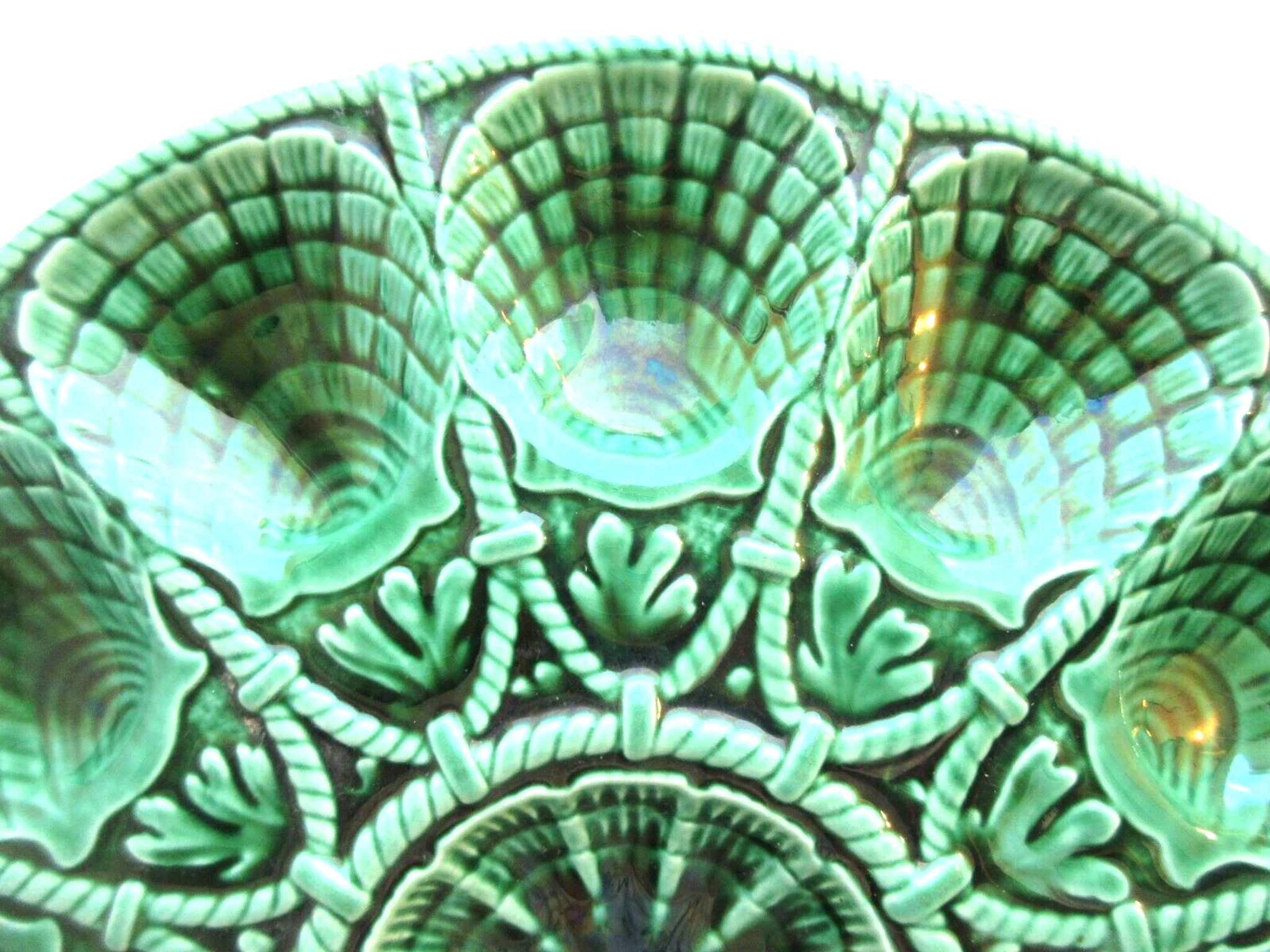 Art Deco oyster dish in green slip signed Sarreguemines DV, 12 oysters