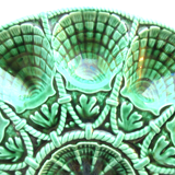 Art Deco oyster dish in green slip signed Sarreguemines DV, 12 oysters