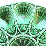 Art Deco oyster dish in green slip signed Sarreguemines DV, 12 oysters