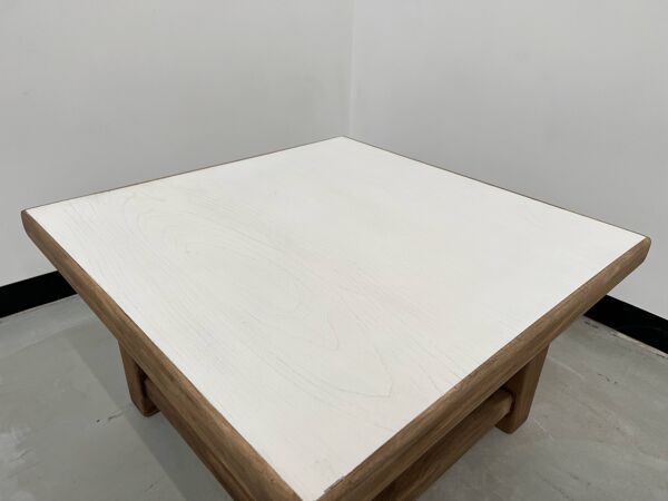 Table basse carrée moderniste en chêne