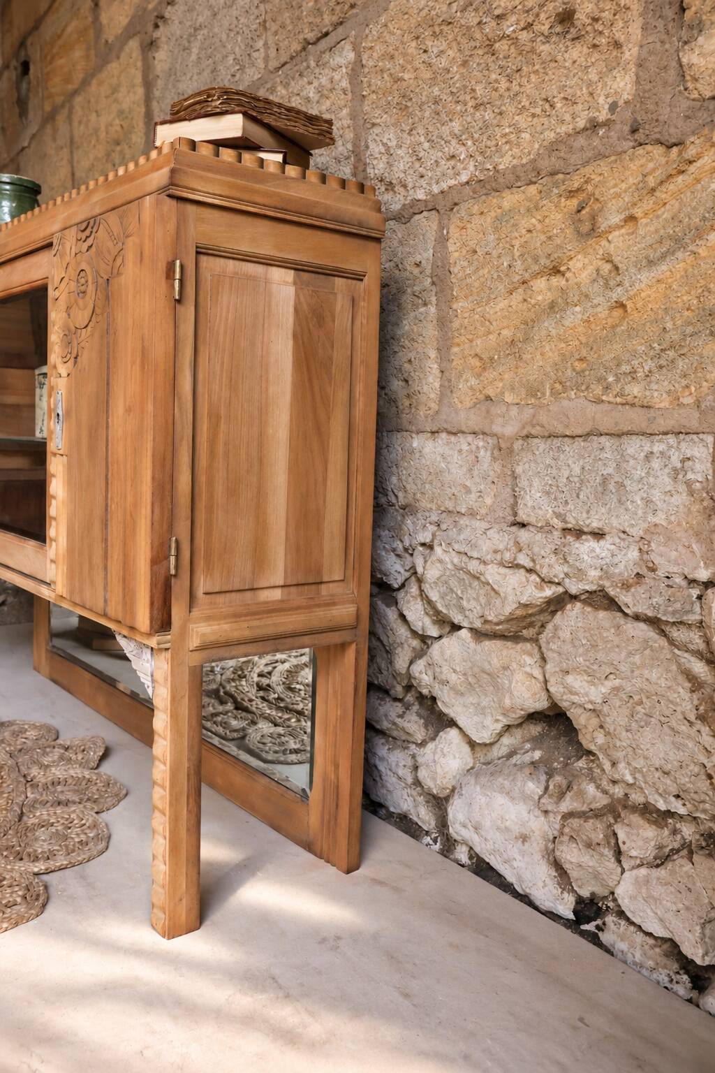 Art Deco display cabinet in walnut • Sculpted decorations • Brass
