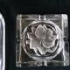 Ensemble de deux cendriers vintage en verre gravé chat et fleur