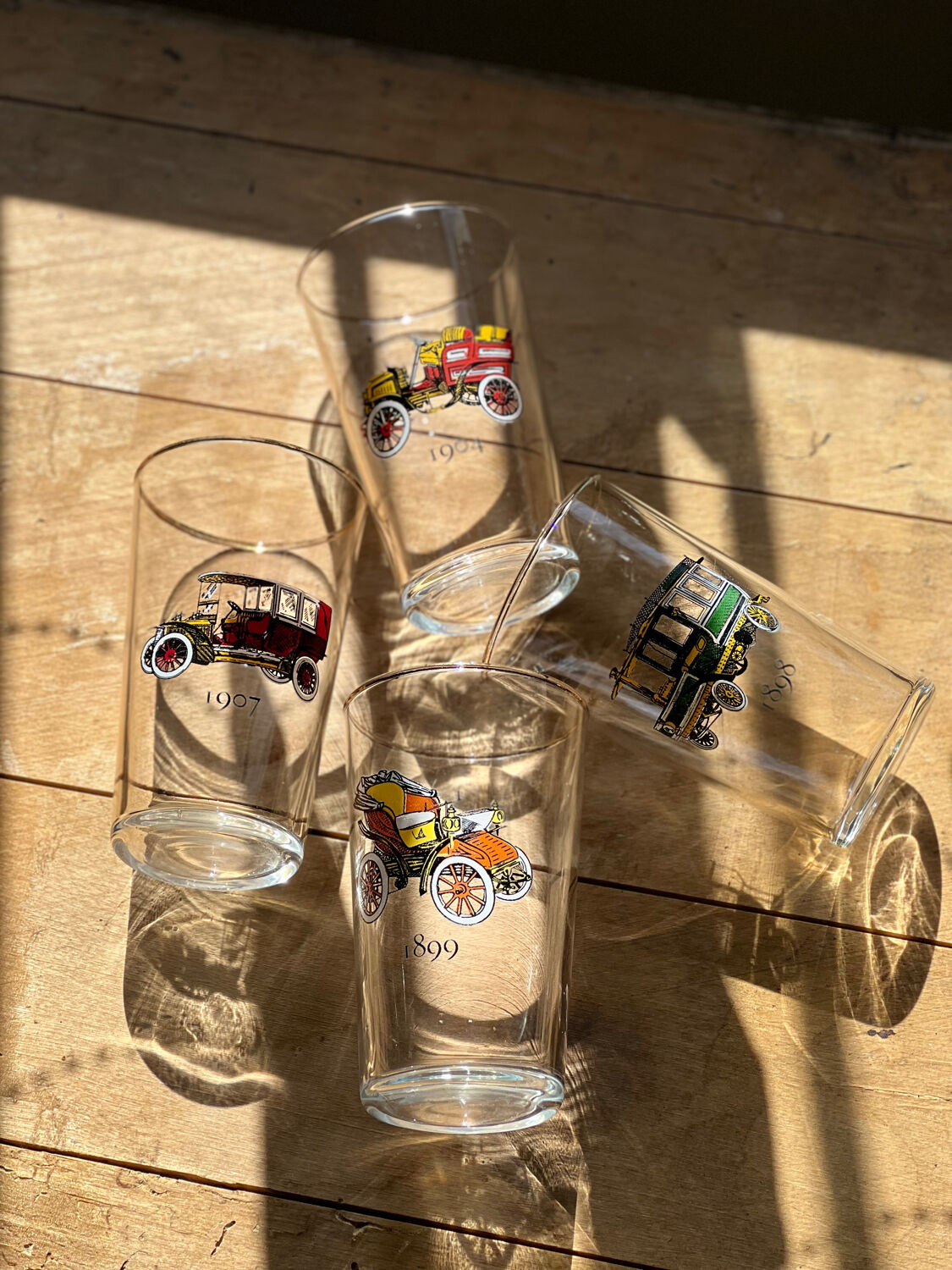 Printed water glasses of vintage cars